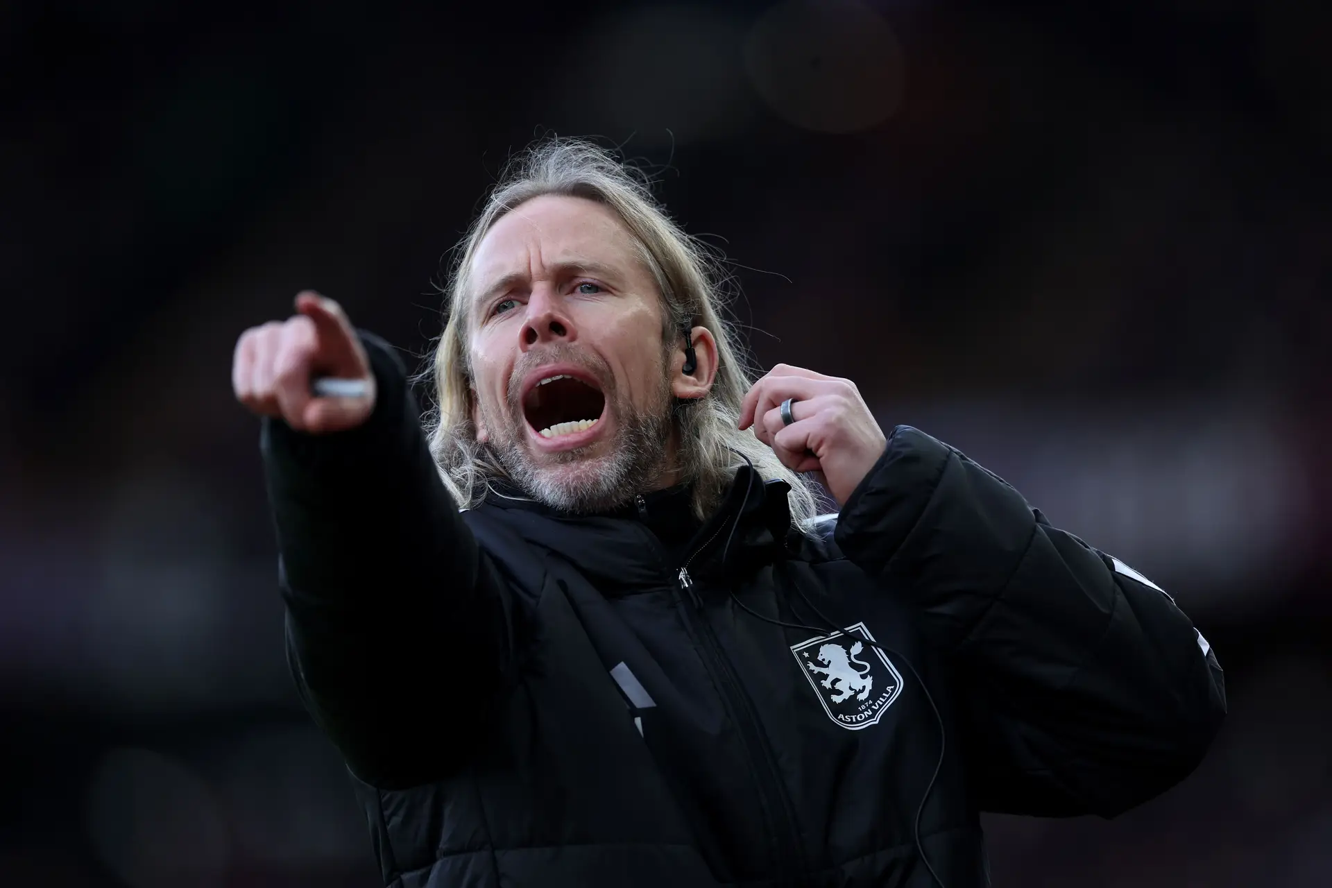 O estreante na seleção nacional é barbudo, tem cabelo à rockstar e trabalha a equipa que mais golos marca de bola parada em Inglaterra