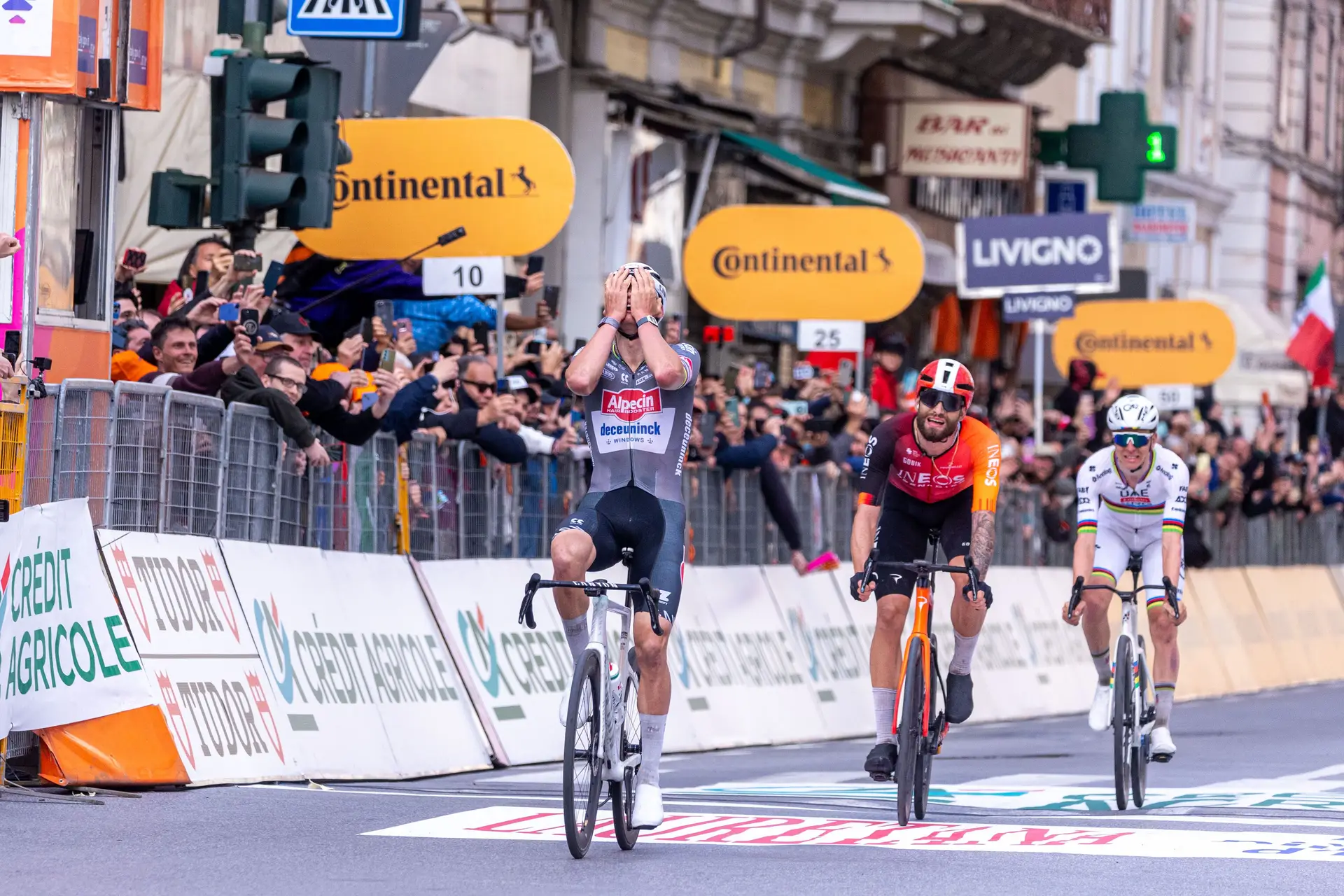 Mathieu van der Poel frustrou os planos ambiciosos de Tadej Pogacar na Milão-Sanremo