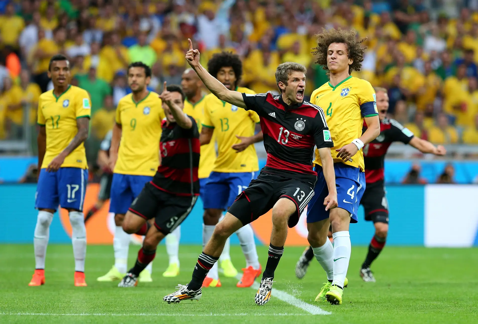O Bayern pôs um prazo a Thomas Müller, o tipo normal que é um anti-jogador da bola