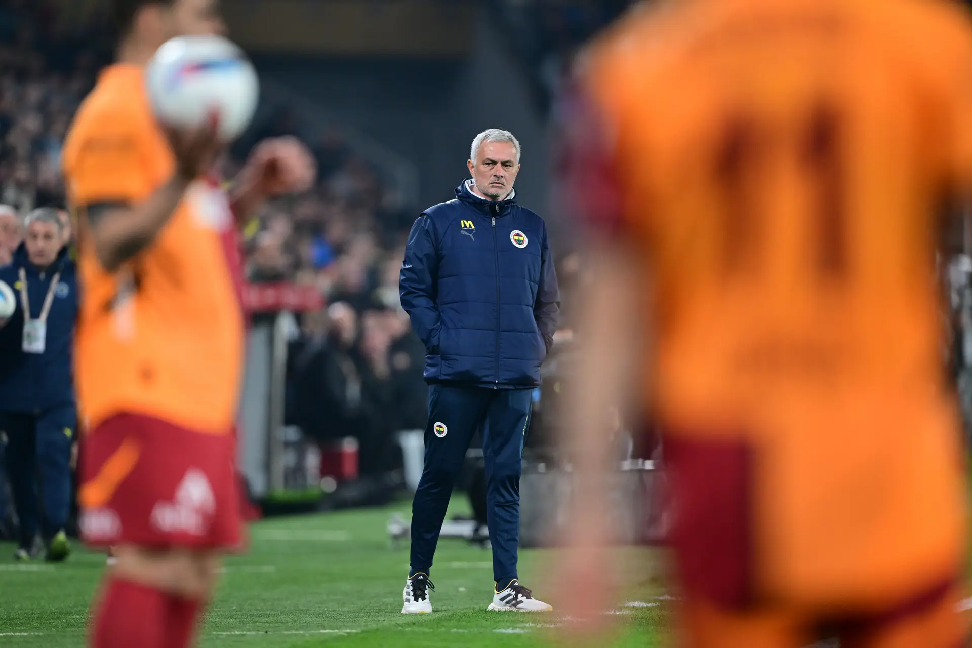 Eliminado da Taça da Turquia, Mourinho apertou o nariz do treinador do Galatasaray. Punição pode ir até 10 jogos