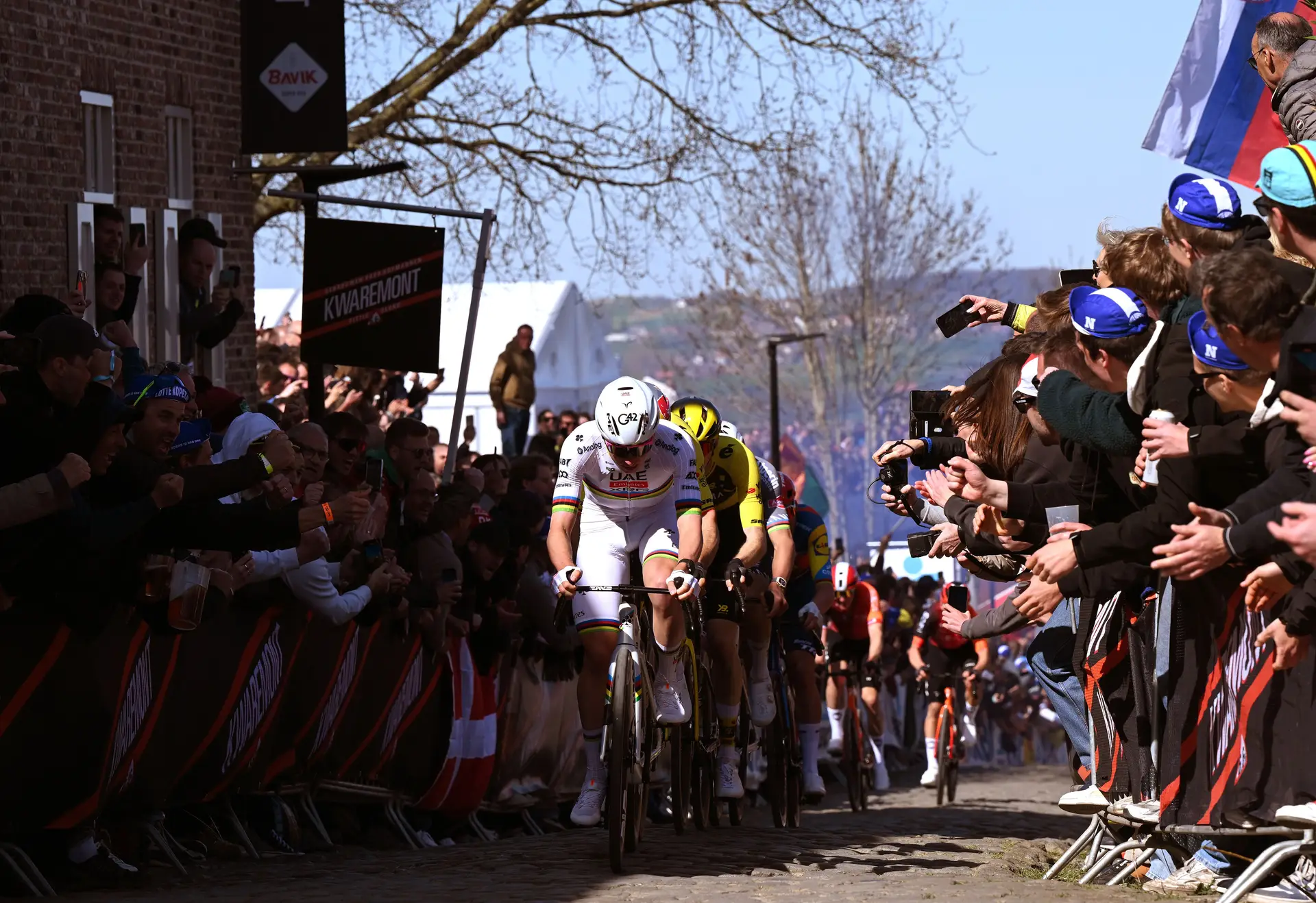 Como se pedalasse sempre em cima das nuvens, o angélico Tadej Pogačar ganhou a Volta à Flandres