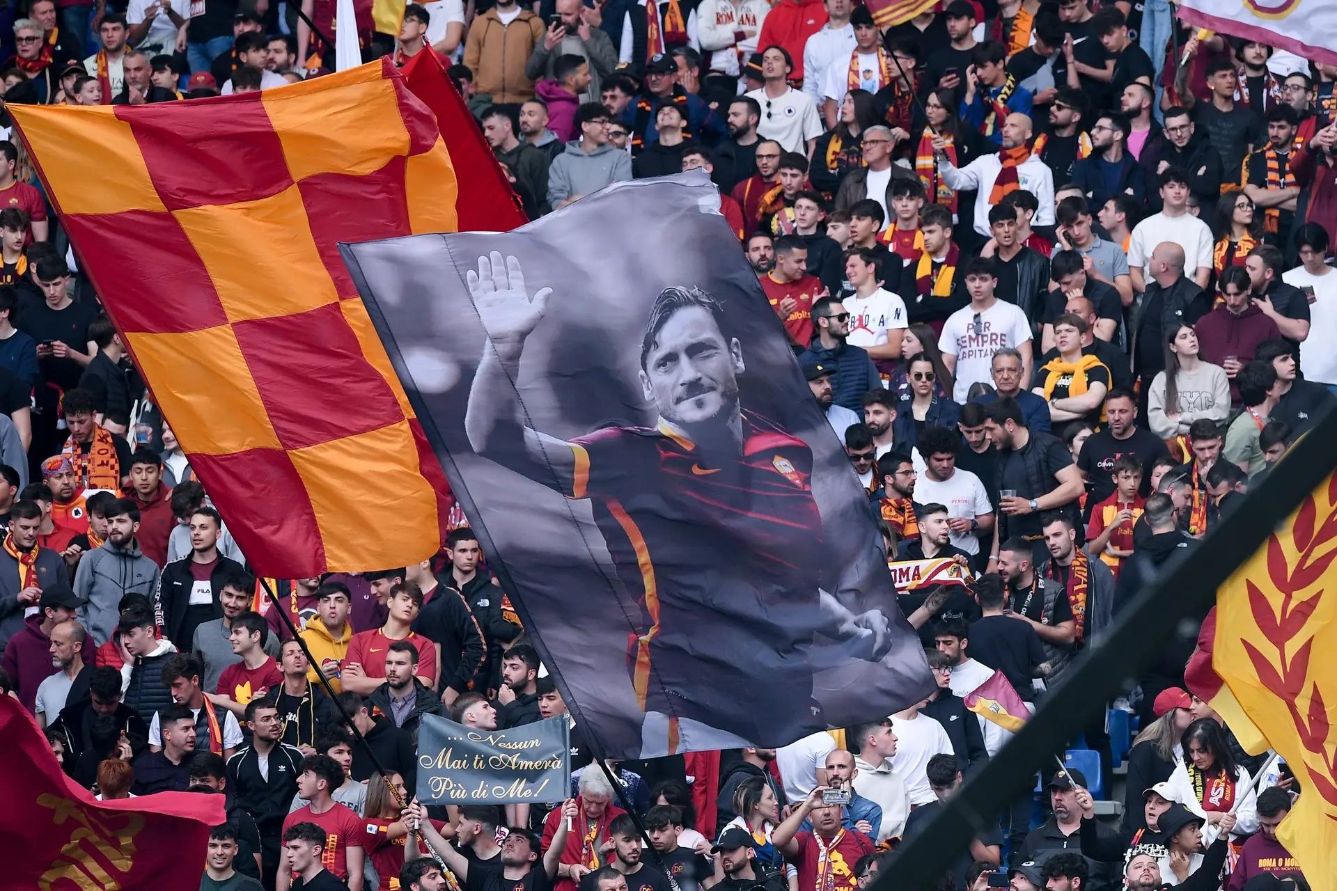 Totti, o criticado rei de Roma por aceitar o convite (e o dinheiro) da Rússia para ir a Moscovo falar sobre futebol
