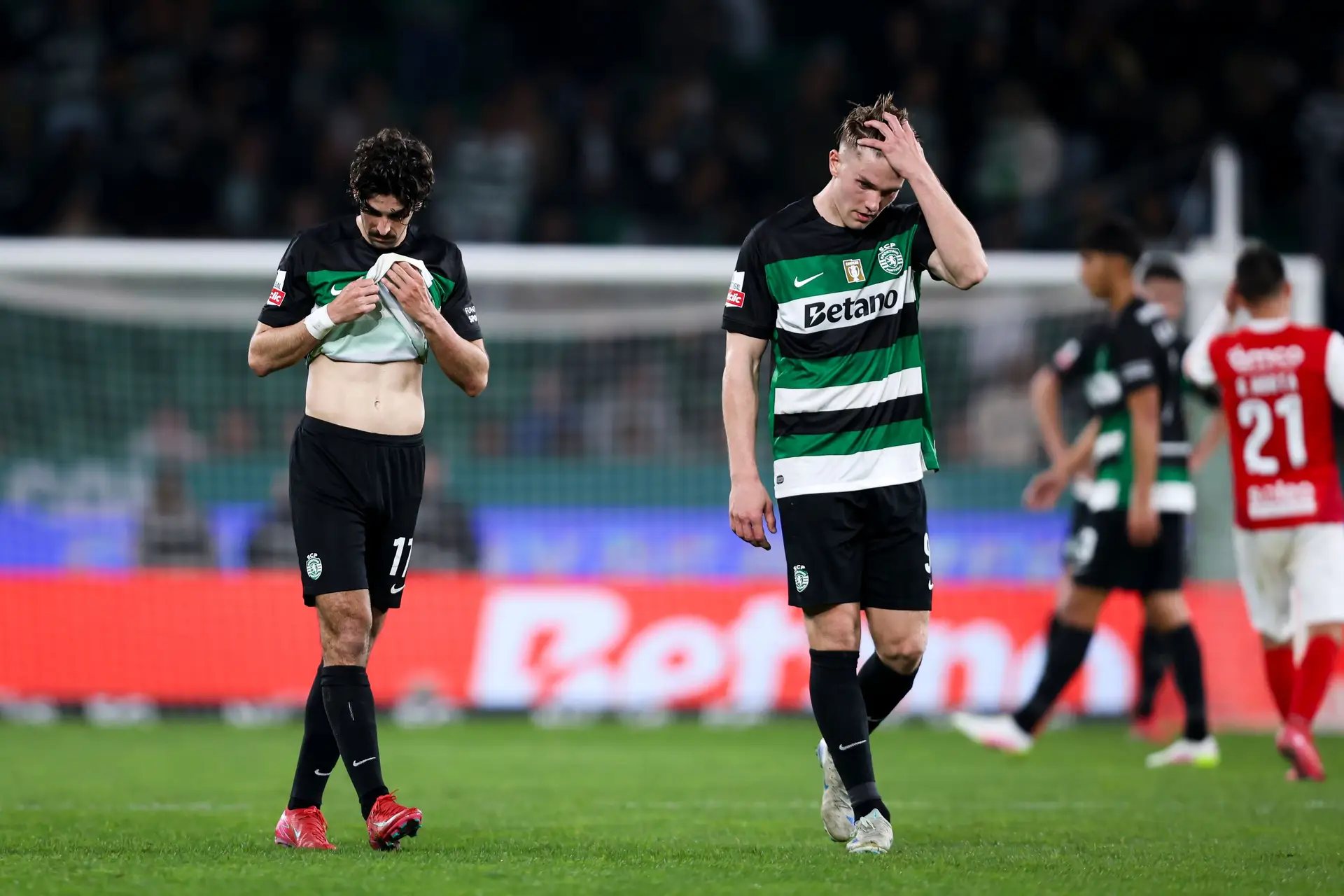 De tanto travar, o Sporting tropeçou nos próprios pés