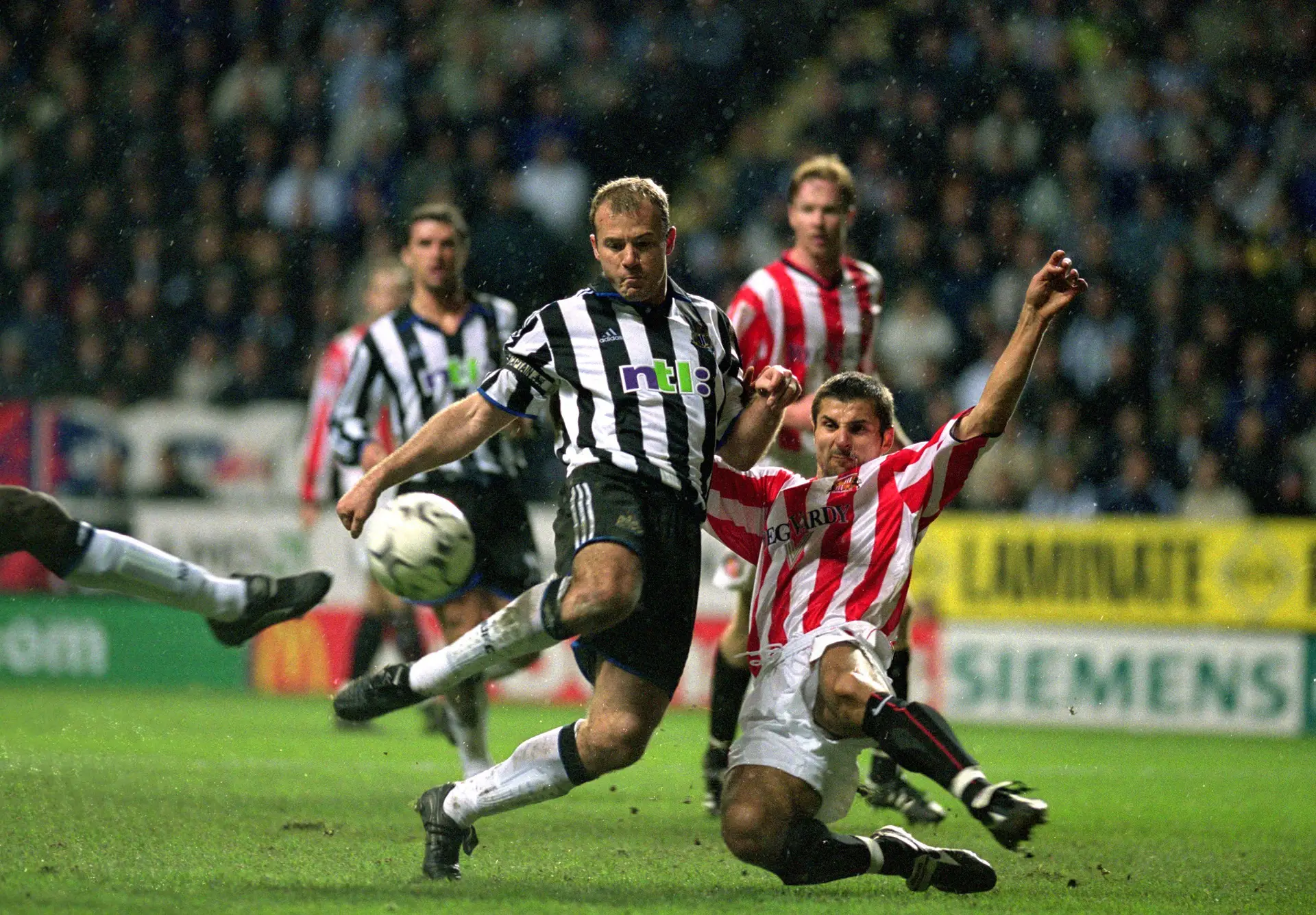 A tentar bloquear um remate de Alan Shearer, num Newcastle-Sunderland.