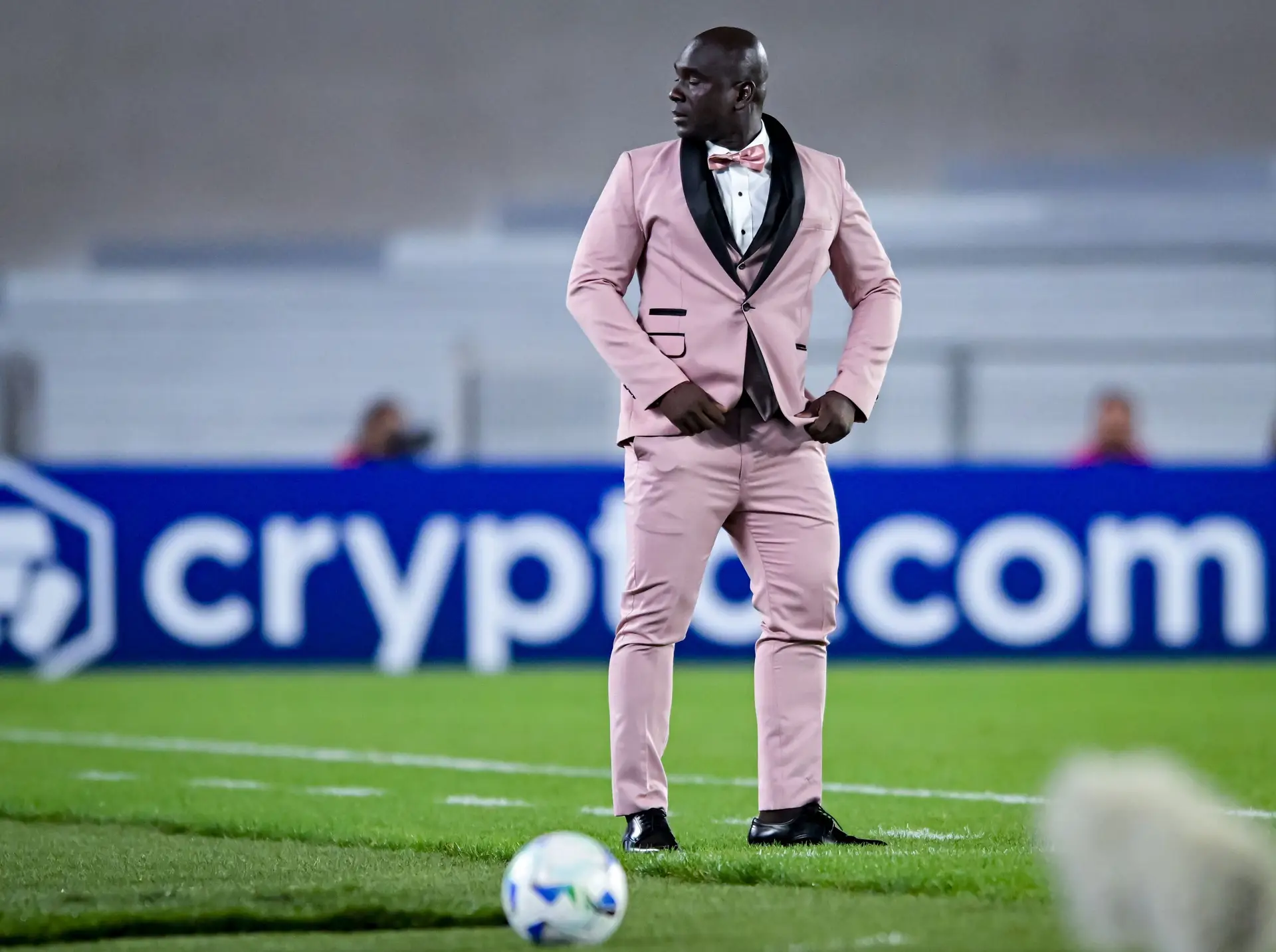Para Segundo Castillo, cada jogo da Libertadores é uma ocasião solene. E por isso veste-se para eles com um fato de três peças e laço