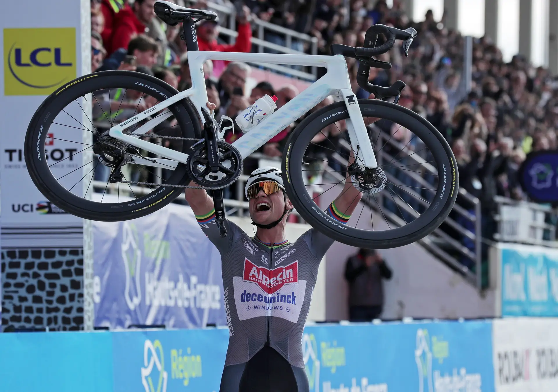 Uma queda privou o Paris-Roubaix de uma luta até final. Mathieu van der Poel ganhou pela terceira vez, Pogačar pode ganhá-la um dia