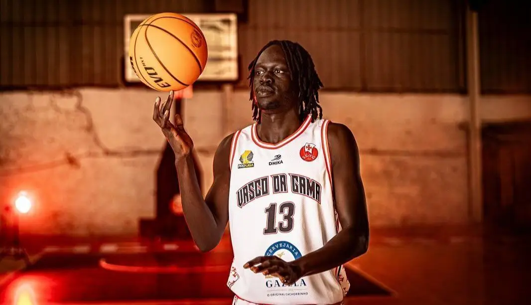 Akoi fugiu da guerra de autocarro, viveu num campo de refugiados e deram-lhe mais idade até escolher o basquetebol por ser “o mais barato”