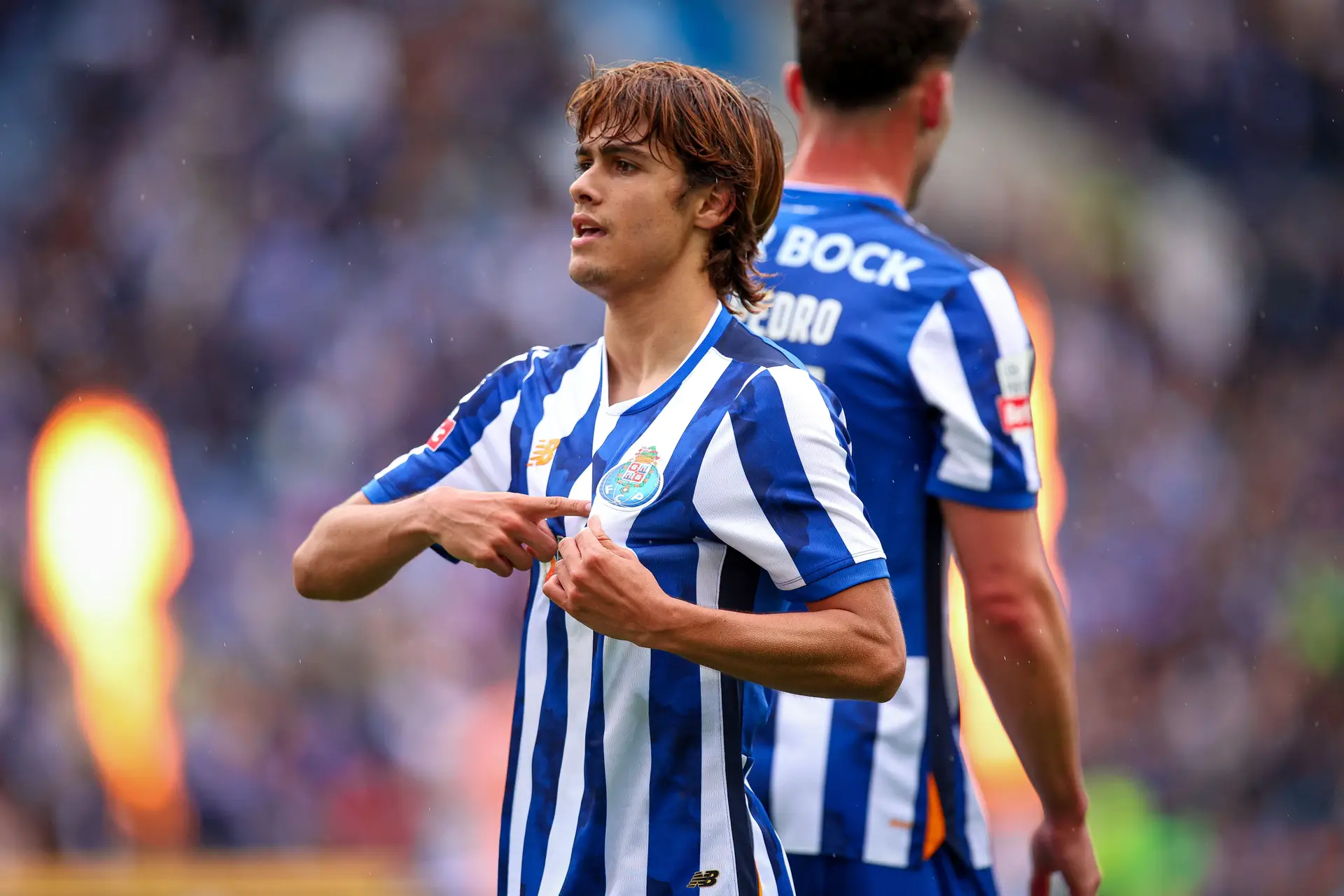 Baila, finta, cria, marca. Marca duas vezes. Rodrigo Mora, o prodígio que dá esperança ao FC Porto