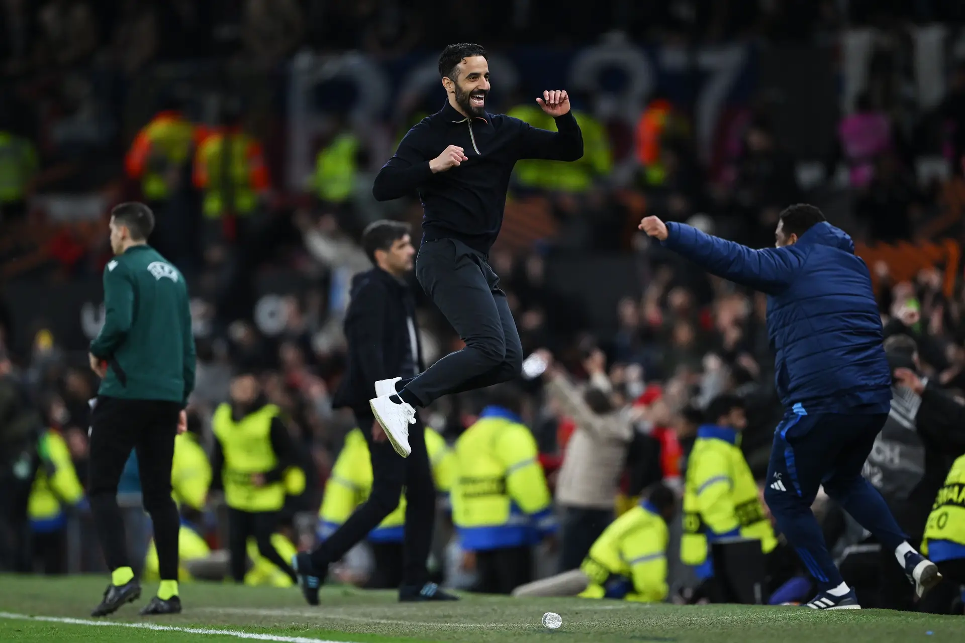 Manchester United 5-4 Lyon. A noite de loucos em que Ruben Amorim sorriu perante o rugido de Old Trafford 