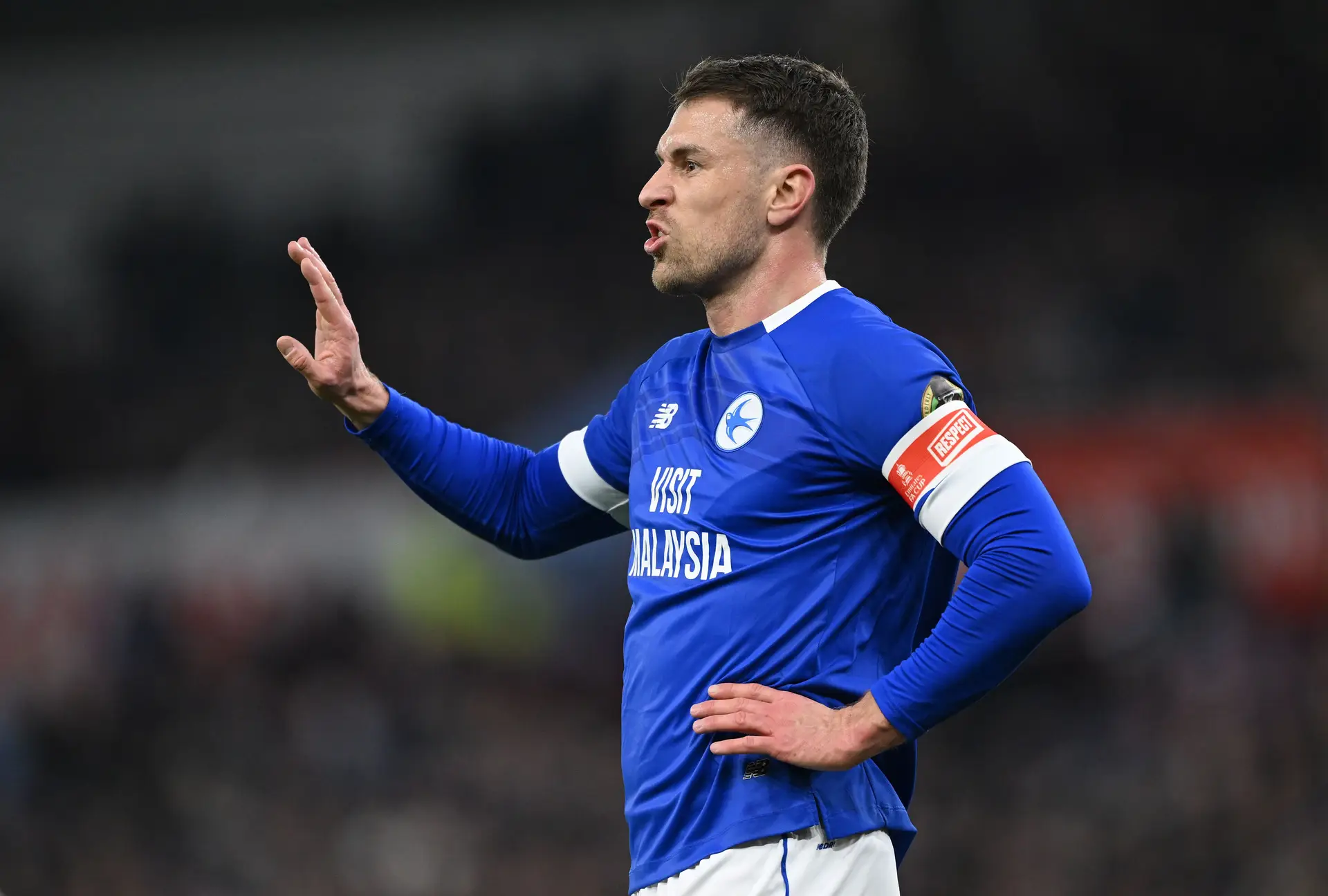Aaron Ramsay vai ressuscitar, em Cardiff, a moda do jogador-treinador
