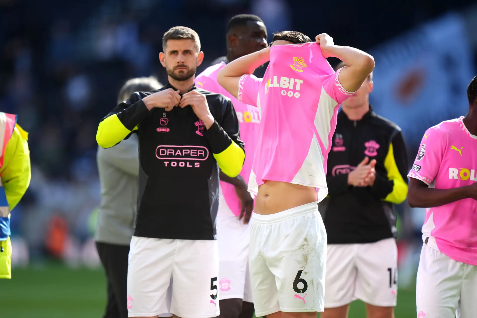 Jogadores do Southampton lamentam a descida. É a terceira época seguida em que o clube é despromovido ou promovido