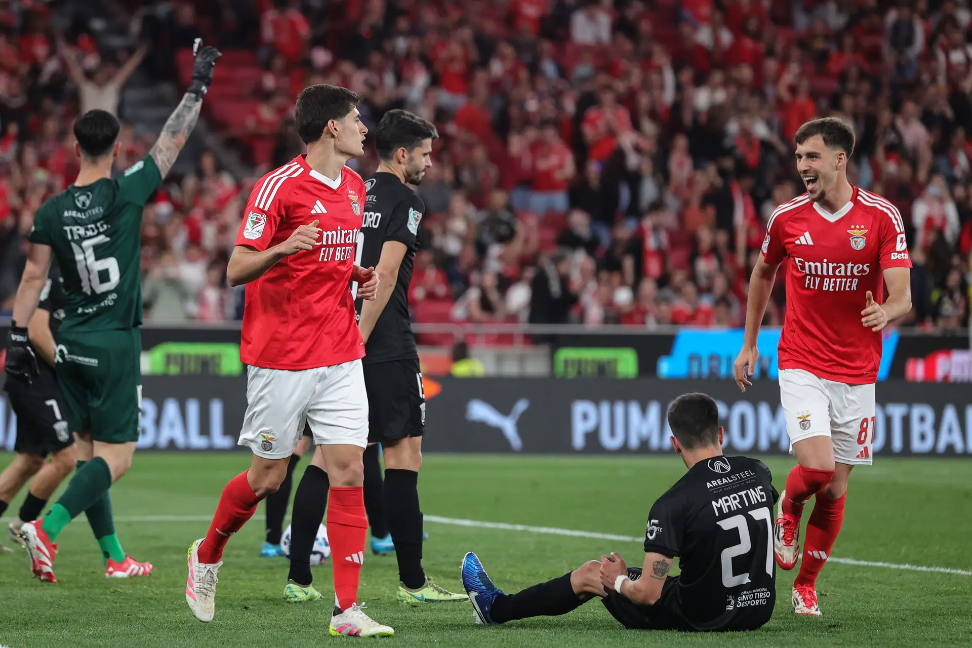 O Benfica-Tirsense já começou resolvido, mas isso não tirou emoção à noite de jovens e veteranos