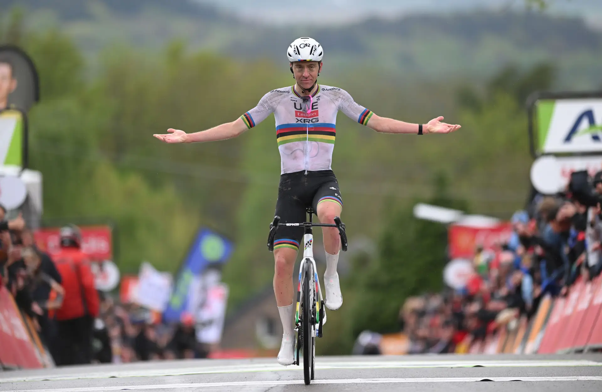 Tadej Pogačar nem precisou de tirar o traseiro do selim para vencer a Flèche Wallonne