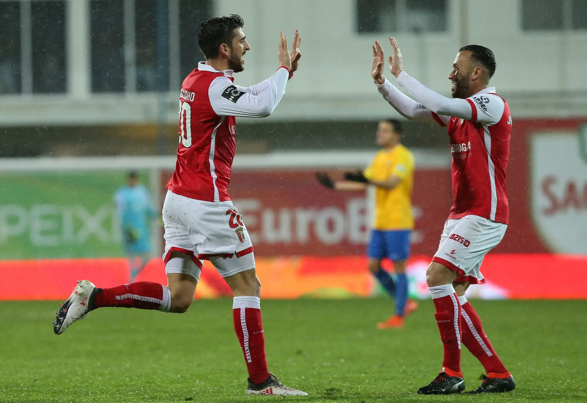 O médio (à direita) a festejar um golo com Paulinho, em Braga