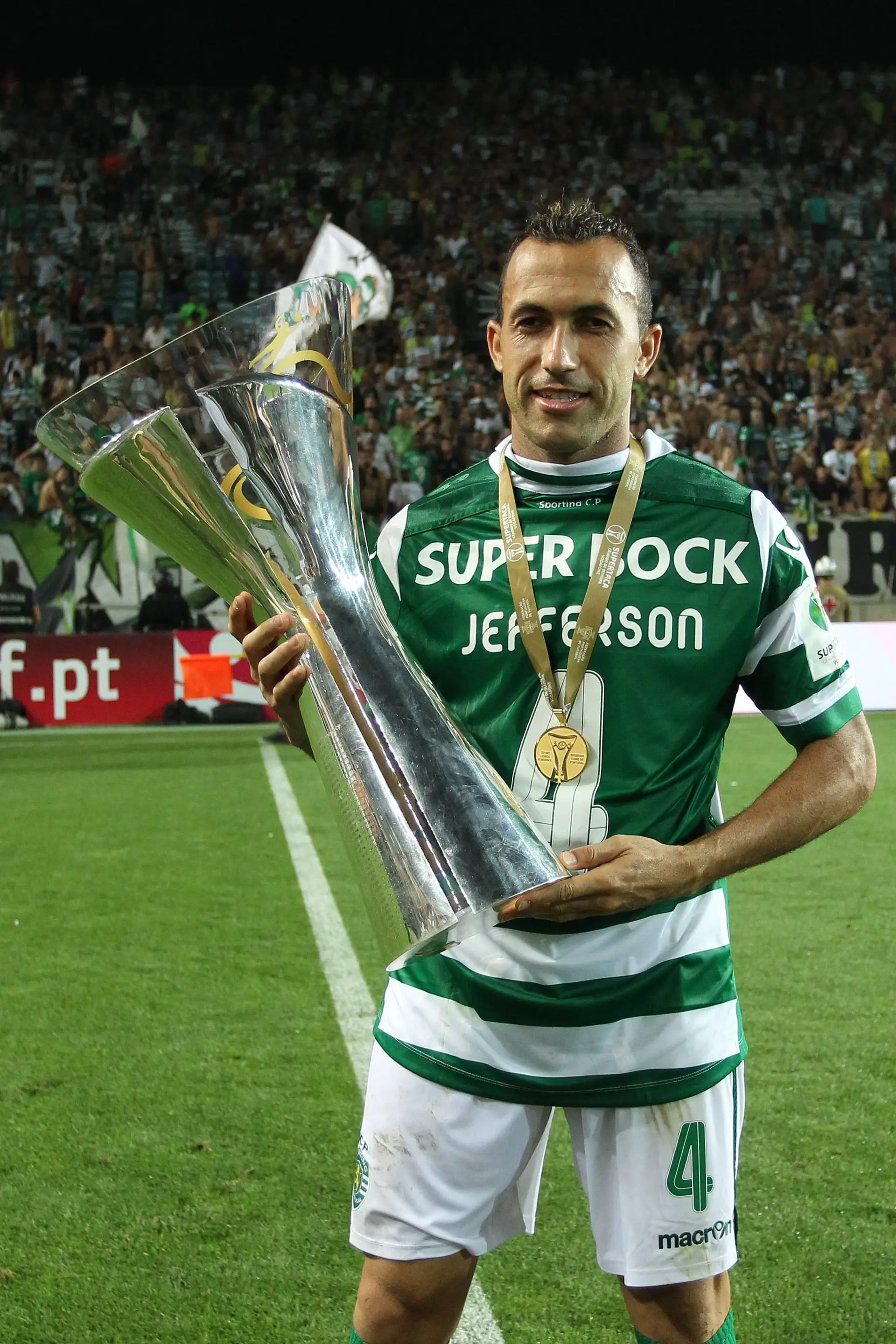 O médio brasileiro com a Supertaça em 2015