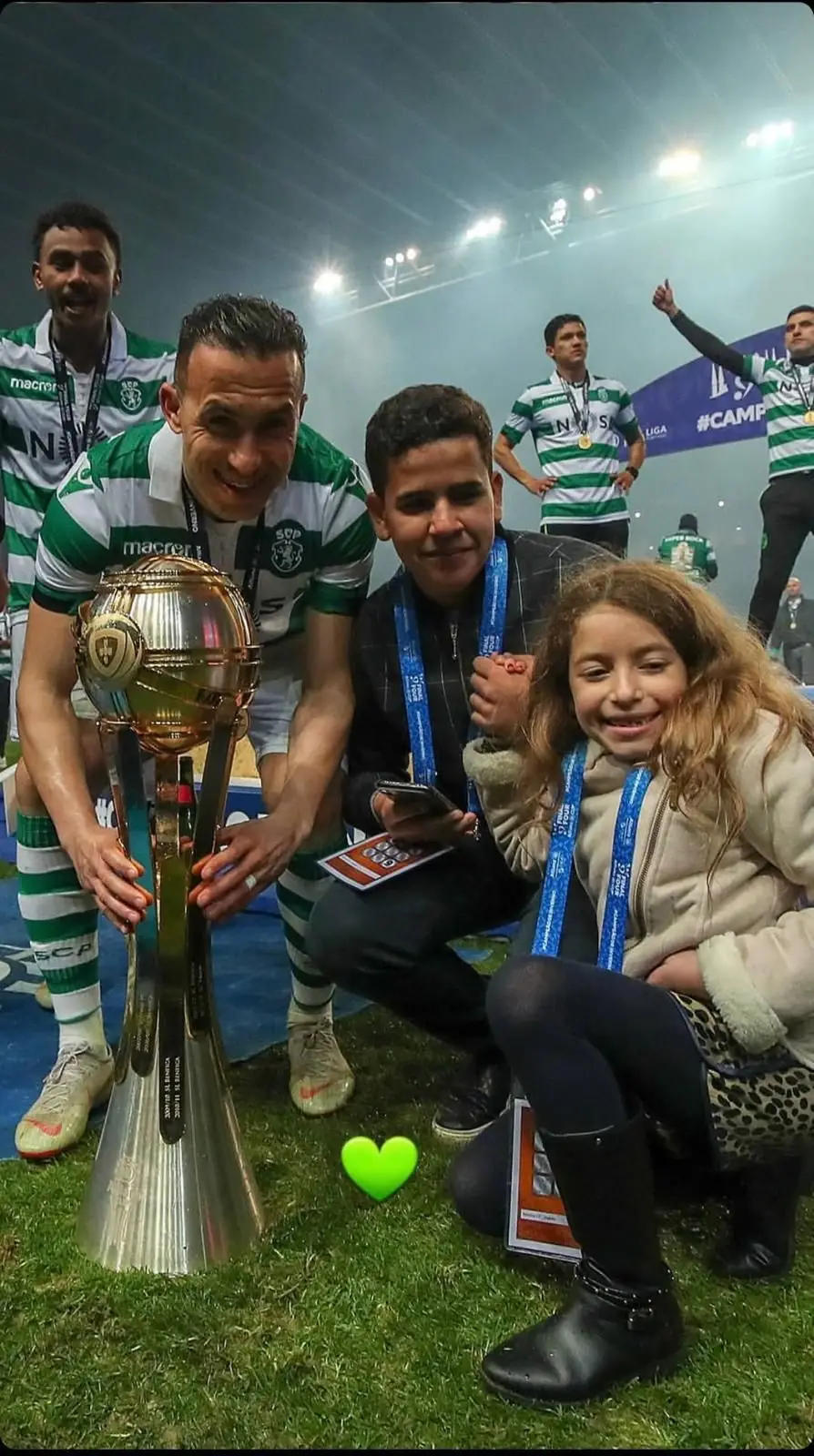 O médio regressou ao Sporting e conquistou a Taça da Liga (2018/19). Na foto com os filhos
