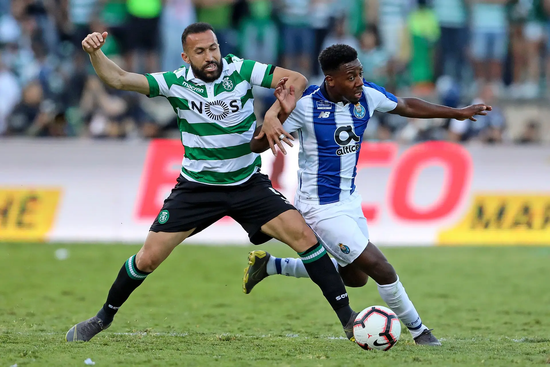 Jefferson (à esquerda) a disputar a bola com Wilson Manafá do FC Porto