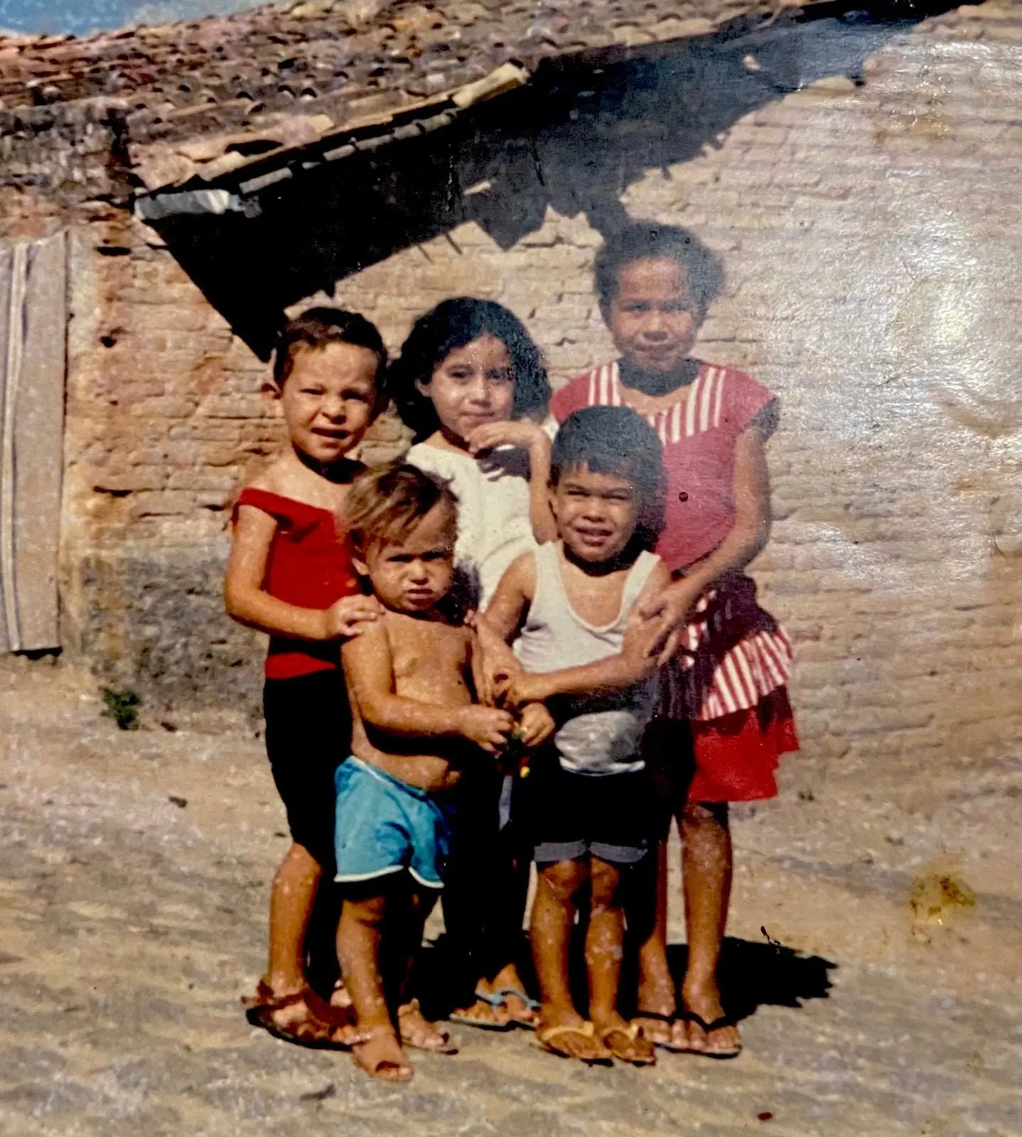 Jefferson de calção azul, com os irmãos e um primo