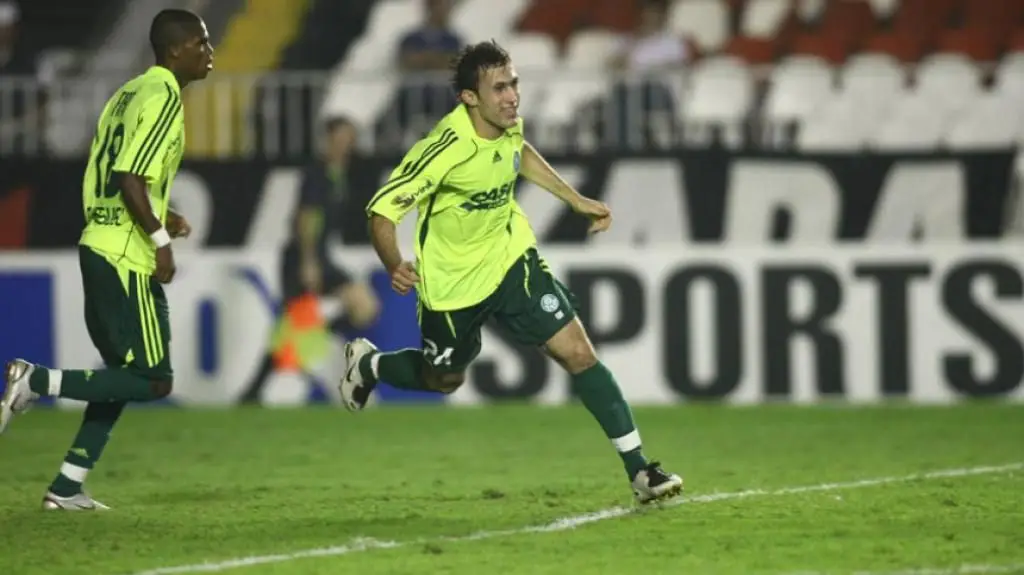 O médio brasileiro (à direita) em ação pelo Palmeiras