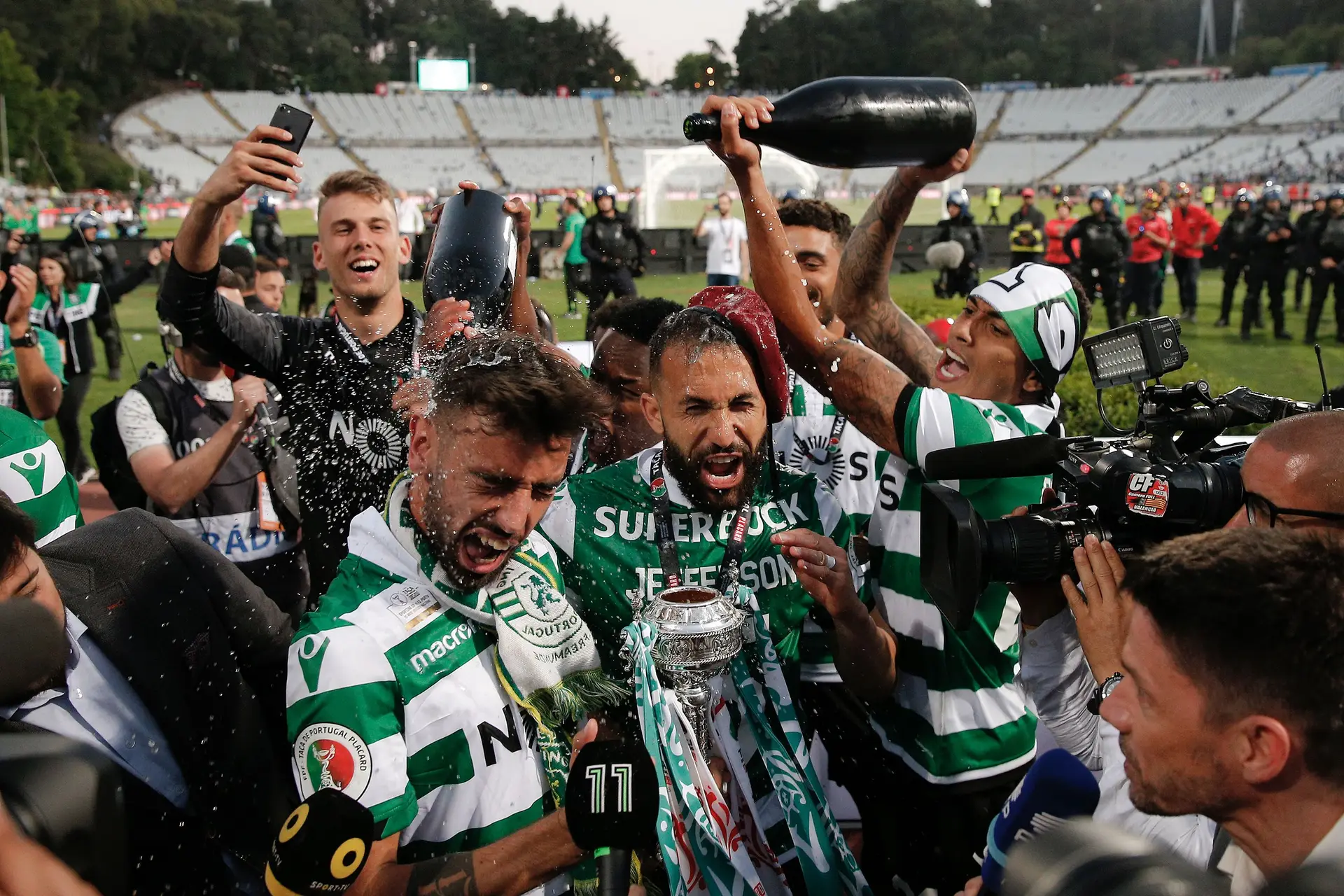 Jefferson (no centro) a festejar a conquista da Taça de Portugal pelo Sporting em 2014/154