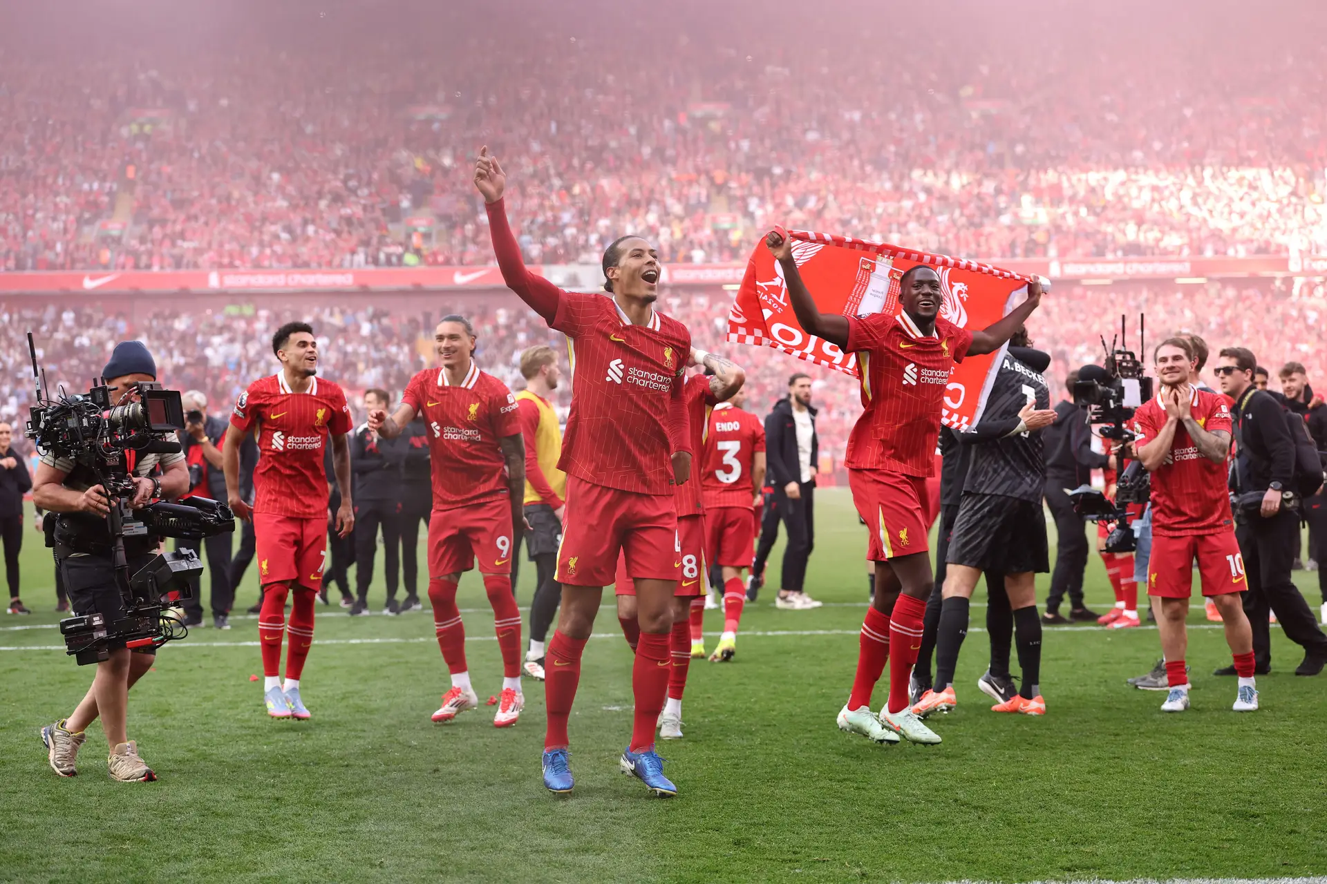 O ano da reconstrução virou ano de festa: Liverpool é campeão inglês e iguala Manchester United