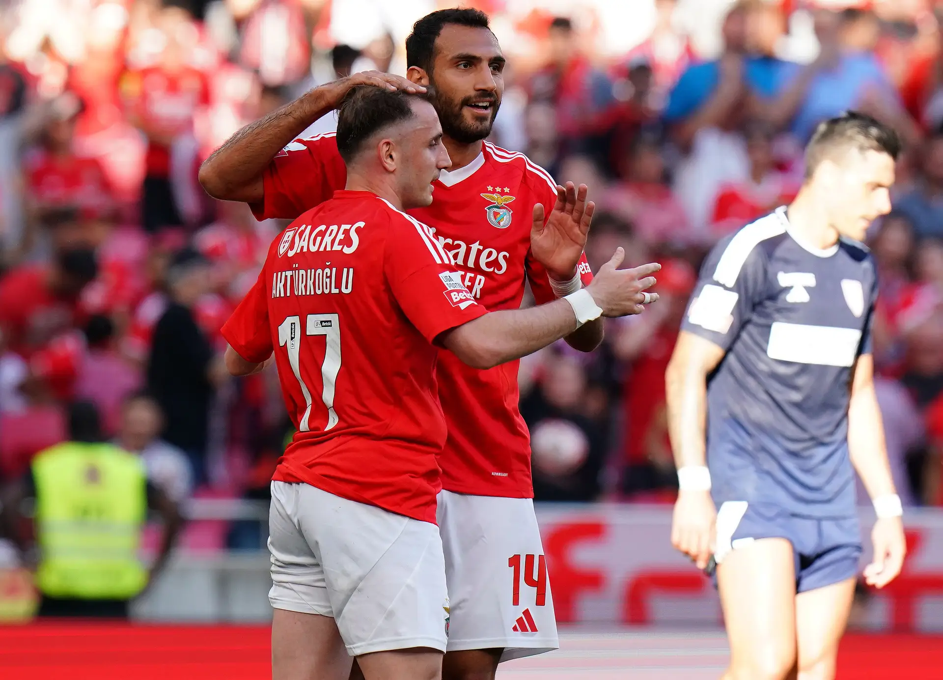 Aktürkoğlu e Amdouni, os agentes do dinamismo em que Pavlidis brilha (a crónica do Benfica-AFS)