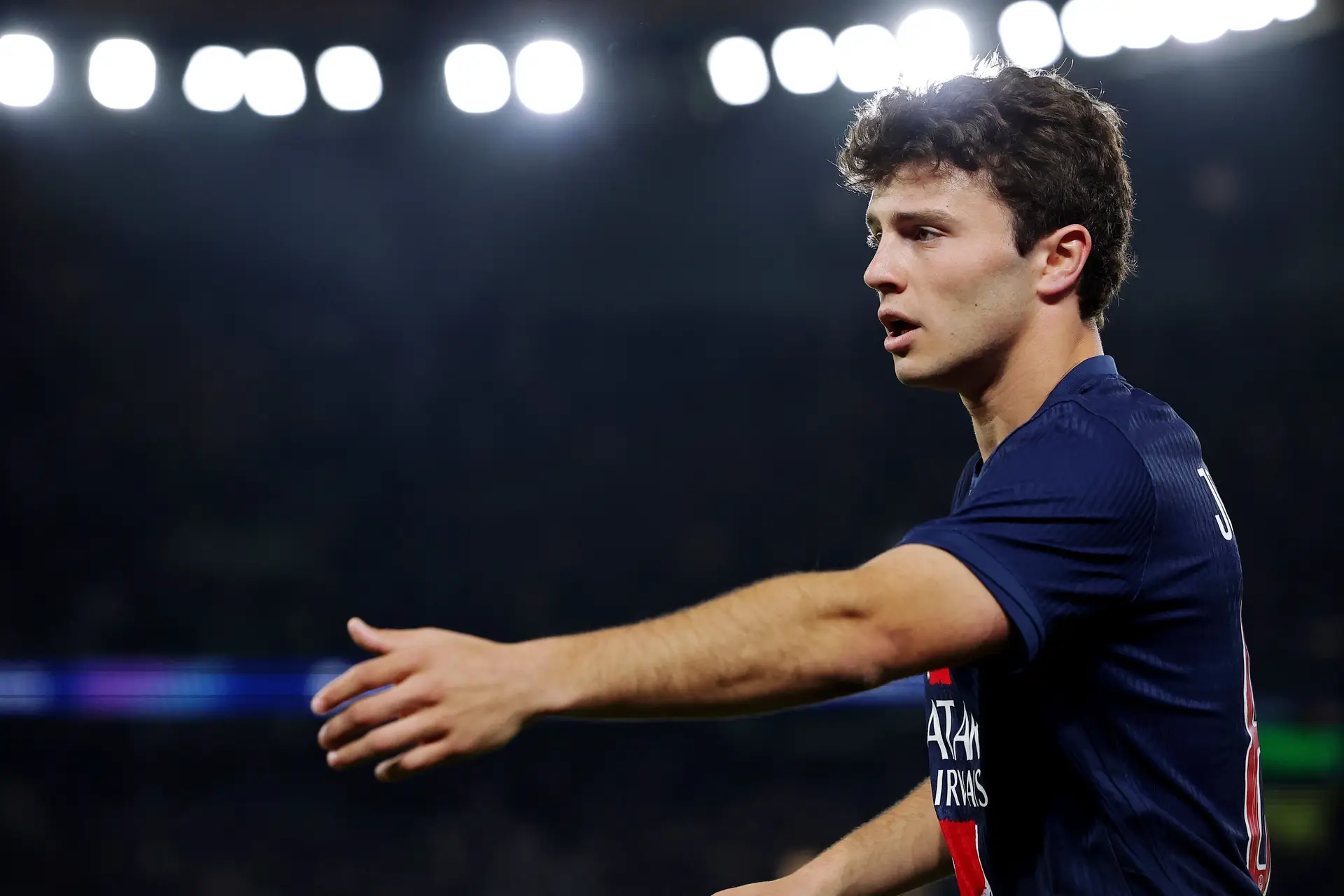 “É muito bom atacar, mas a sensação de tirar a bola a alguém…”: João Neves tornou-se o mestre dos roubos no meio-campo do PSG