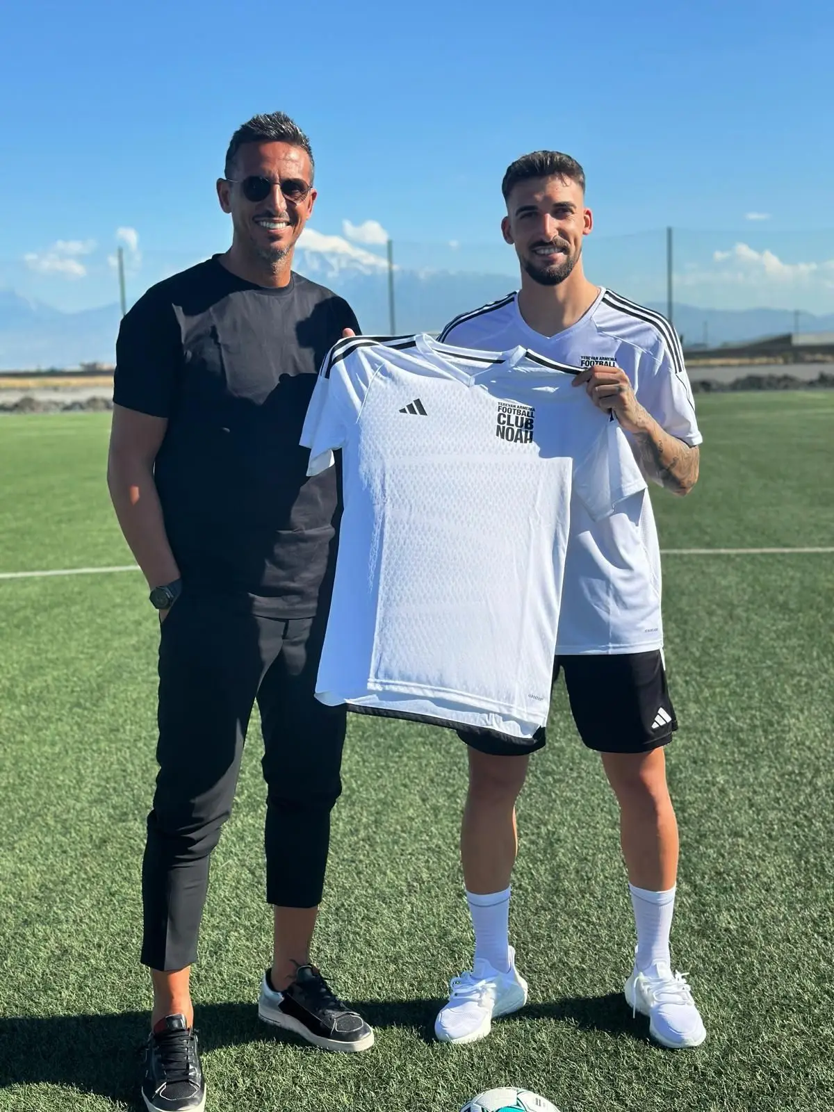 O empresário Fernando Meira e Hélder no dia em que o avançado assinou pelo FC Noah