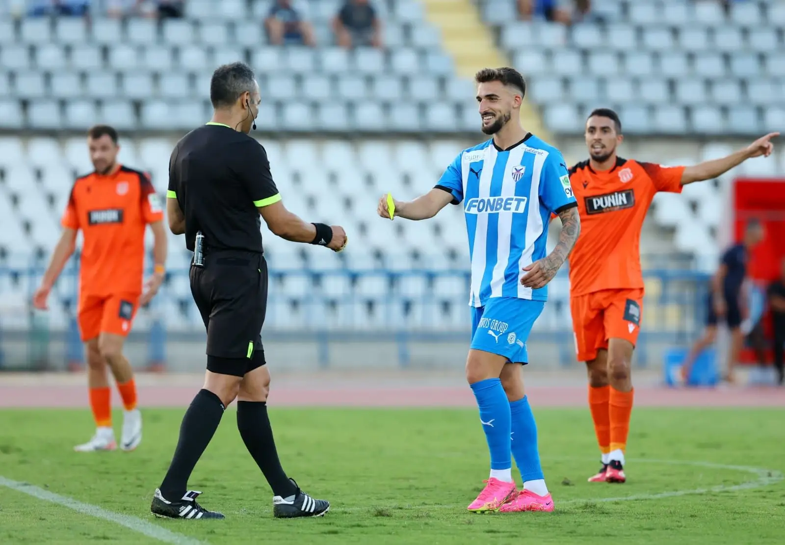 Durante um jogo, em Chipre, o árbitro deixou cair o cartão amarelo e Helder agarrou nele e mostrou-o na brincadeira ao árbitro, antes de devolvê-lo