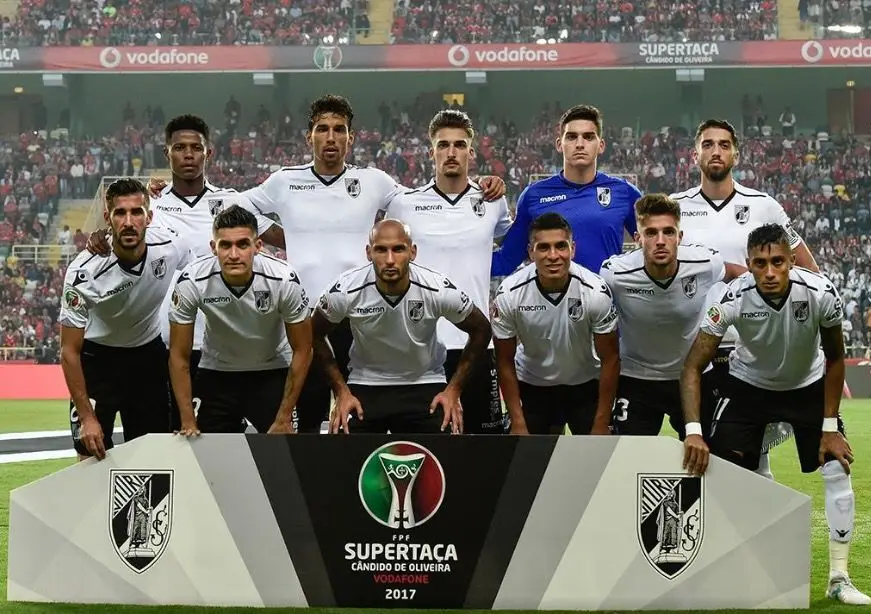 Hélder Ferreira (atrás, no meio) no seu jogo de estreia pelo Vitória, com a equipa que disputou a Supertaça de 2017