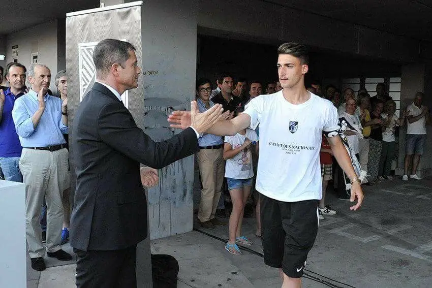 O presidente do Vitória Júlio Mendes (à esquerda) cumprimenta Hélder Ferreira por ter sido campeão nacional de juniores B