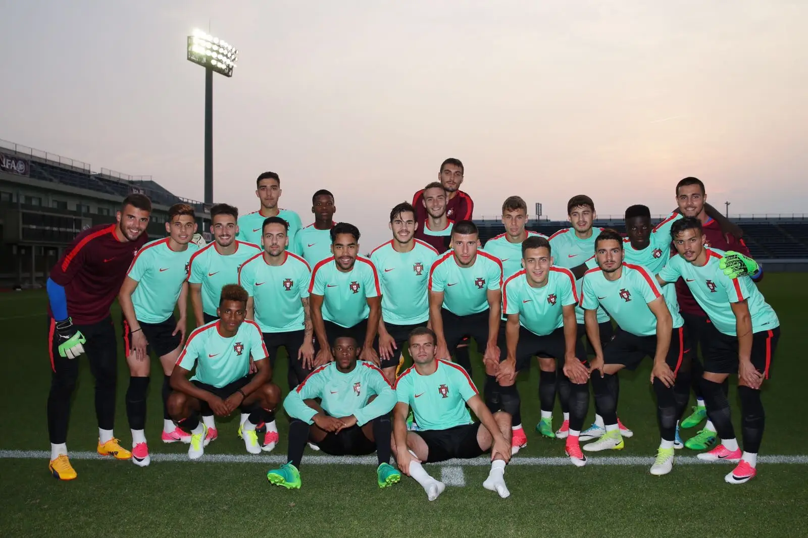 A seleção de Sub 20 que disputou o Mundial de 2017 e para a qual Hélder (3ª à esquerda em pé) foi convocado à última hora
