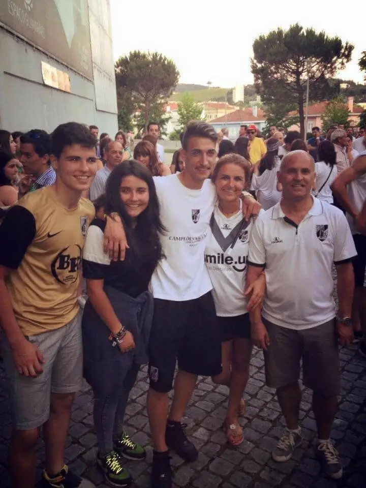 Hélder (no centro) com a família Mora, que segundo ele tem uma marca importante na sua vida