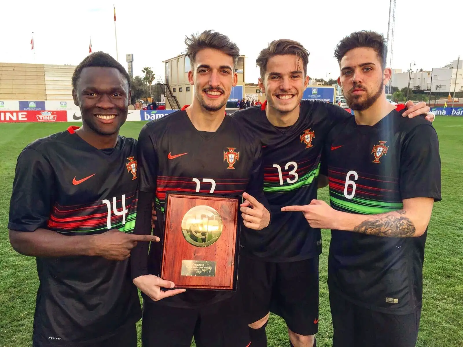 Mimito, Hélder Ferreira, Kiko Rodrigues e Denis Martins com o trofeu do Torneio de La Manga, realizado em Espanha