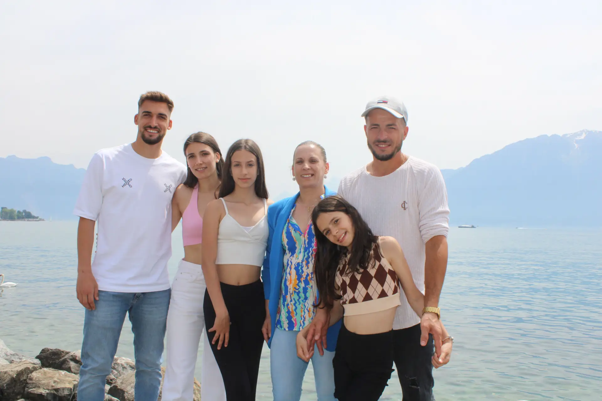 O avançado (à esquerda) com três irmãs, a mãe e o padrasto