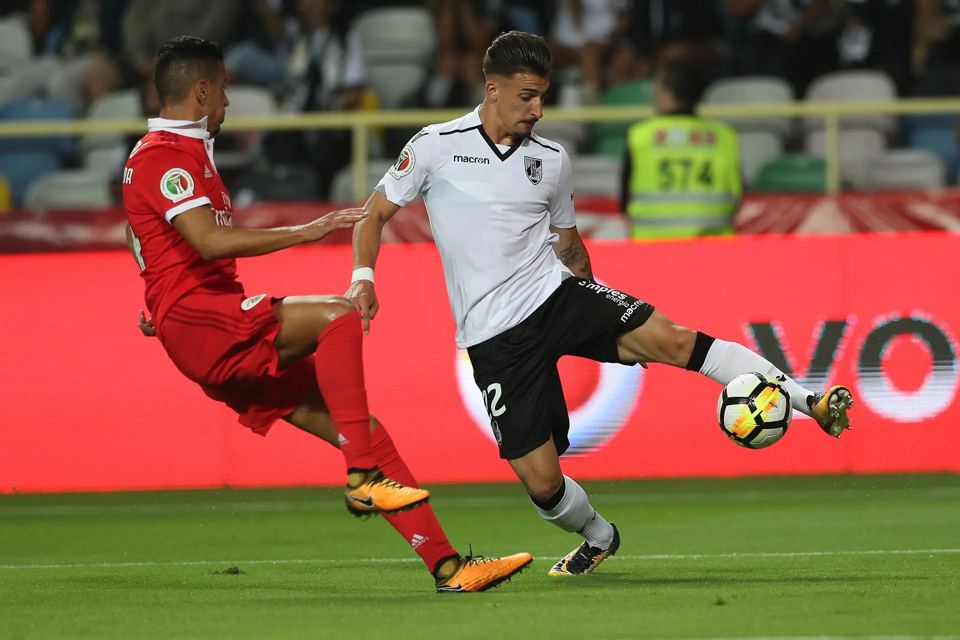 Hélder (à direita) em ação pelo Vitória de Guimarães