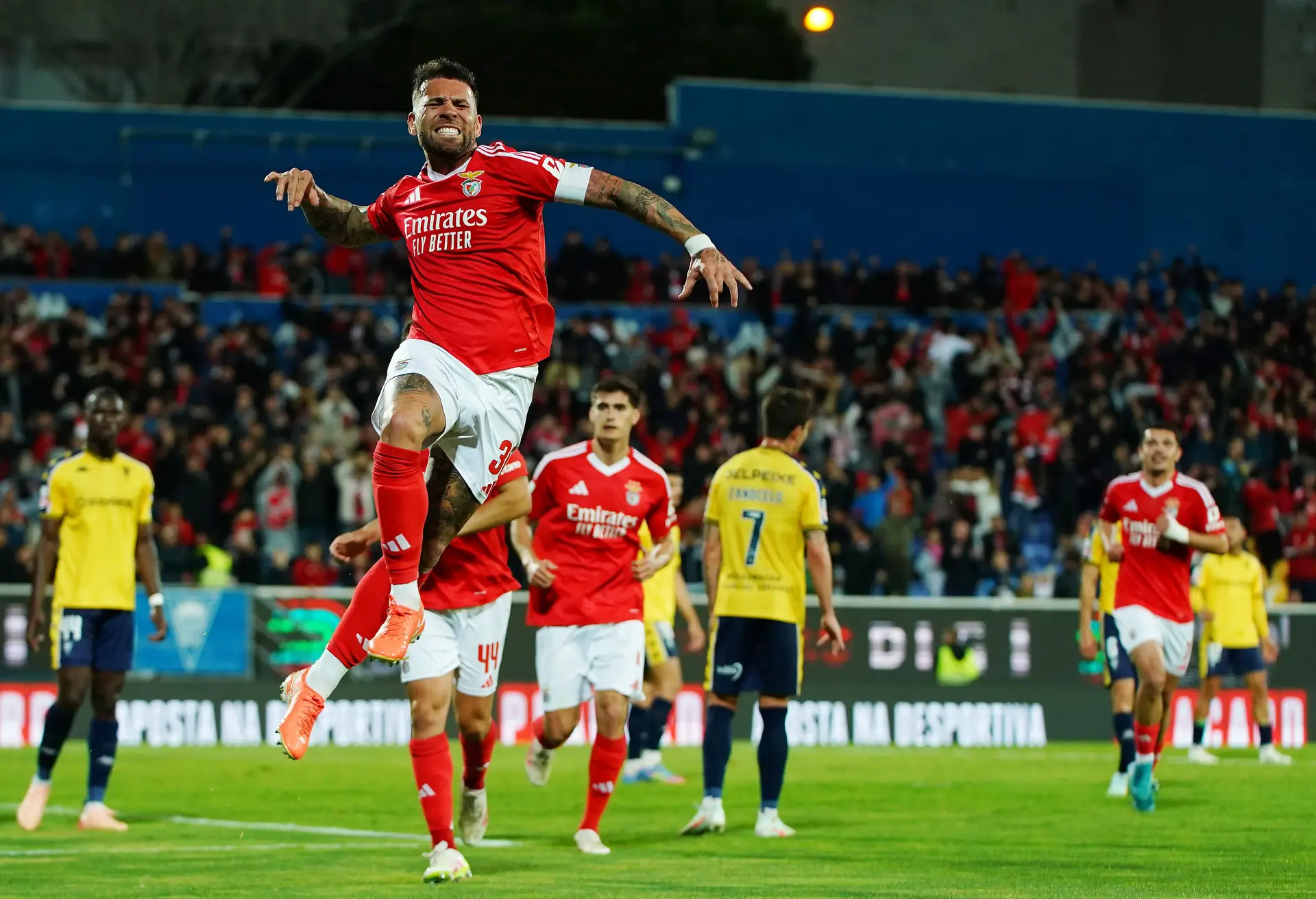 O Estoril navegou em maré alta e assustou o Benfica que precisou das bóias para não deitar tudo a perder antes do dérbi