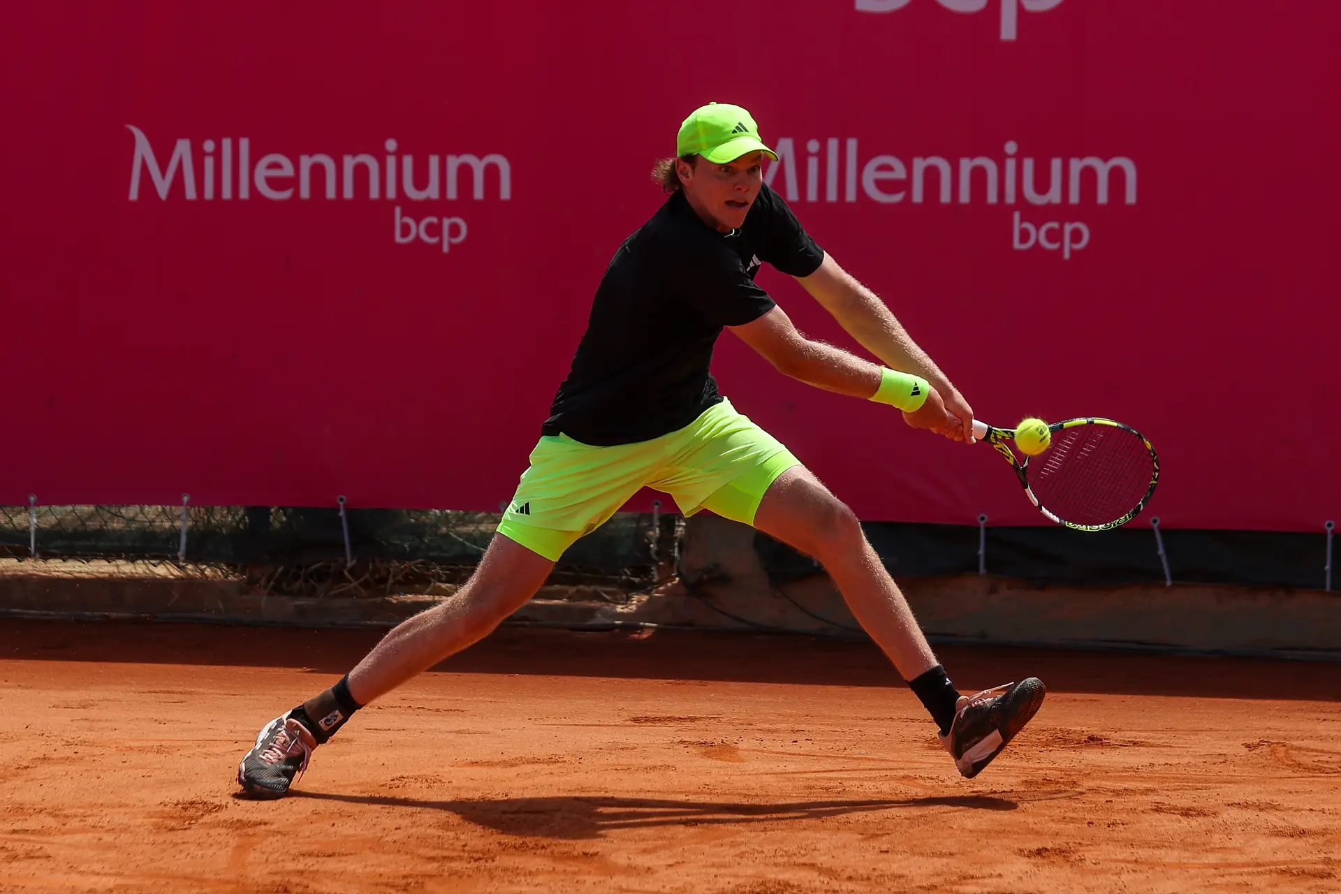 Alex Michelsen deixou de pedir desculpa tantas vezes e, descomplexado, ganhou o Estoril Open
