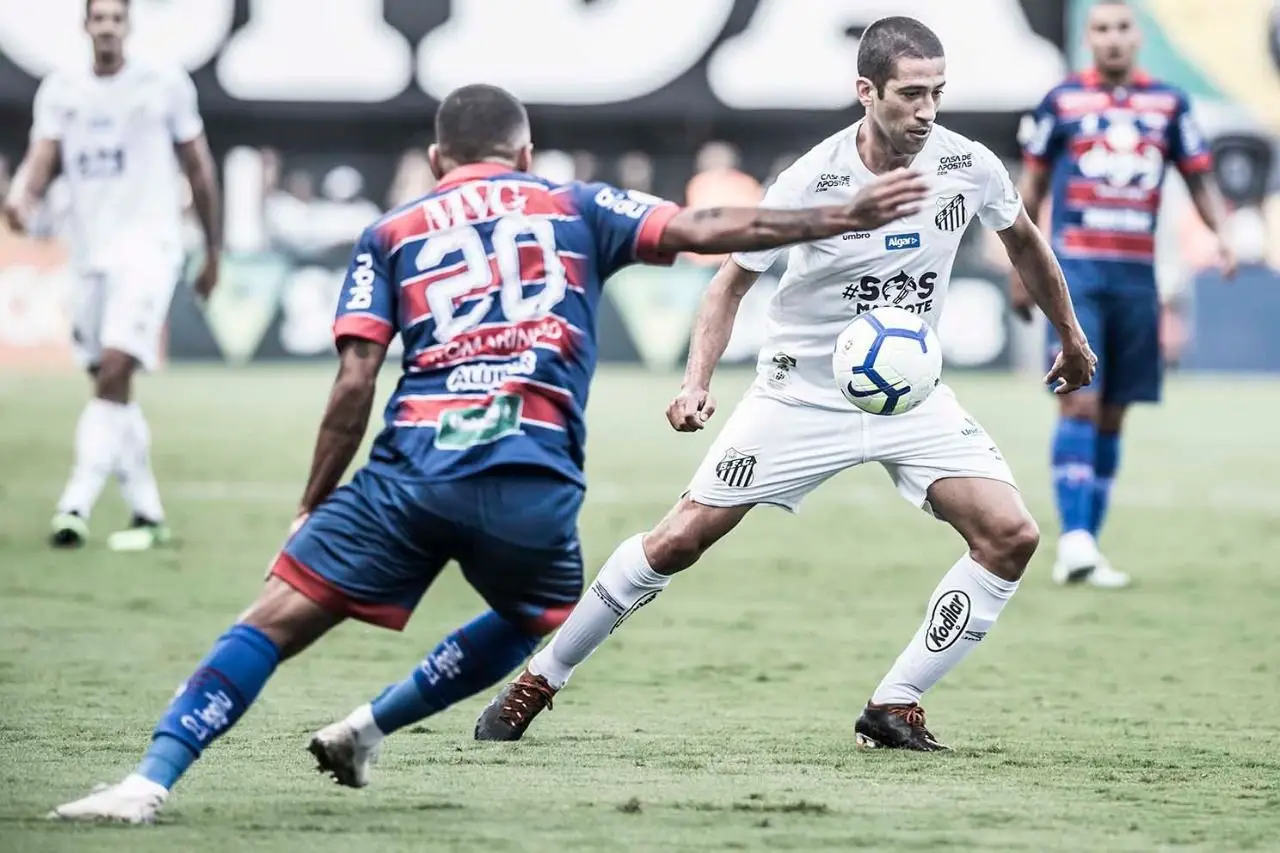 Durante um jogo pelo Santos. Evandro está de branco 