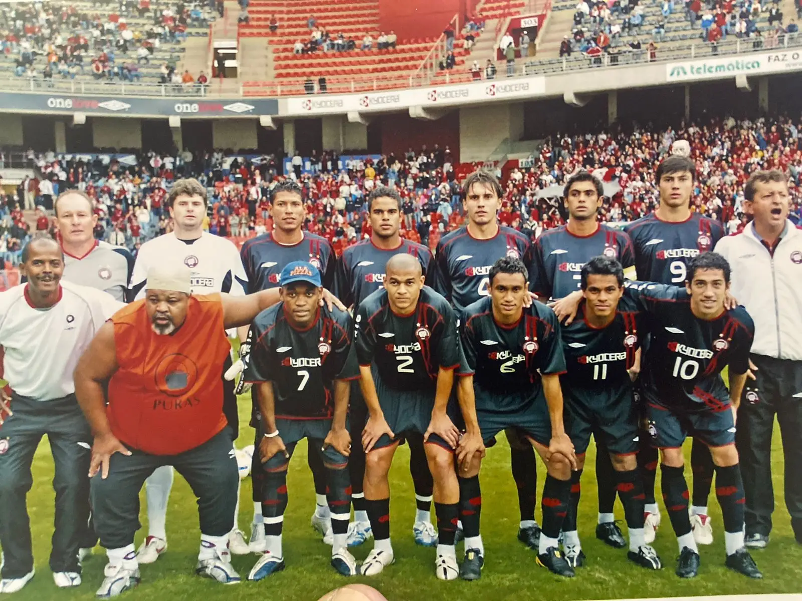 O médio brasileiro (1º à direita à frente), com a equipa do Athletico Paranaense, em 2006  