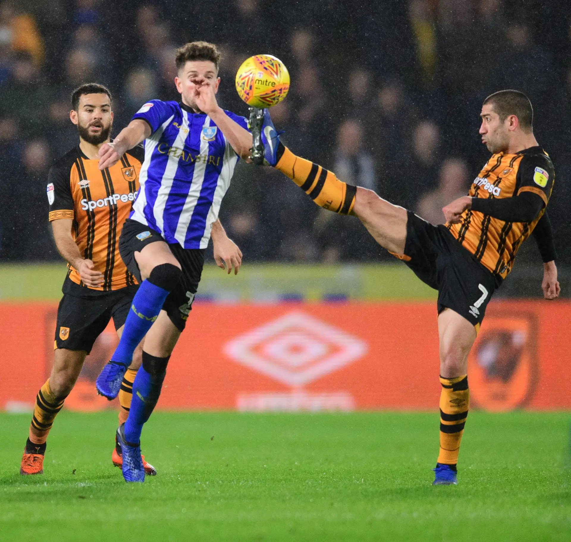 O médio brasileiro (à direita) durante um jogo pelo Hull City contra o Sheffield Wednesday