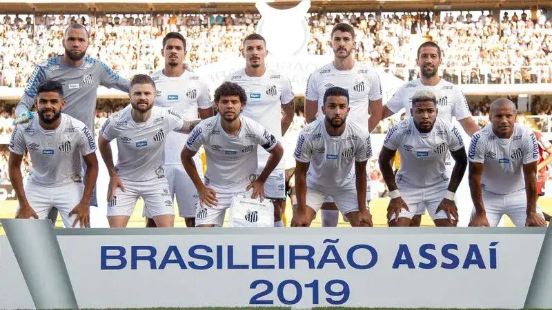 Evandro (1º atrás à direita) com a equipa do Santos