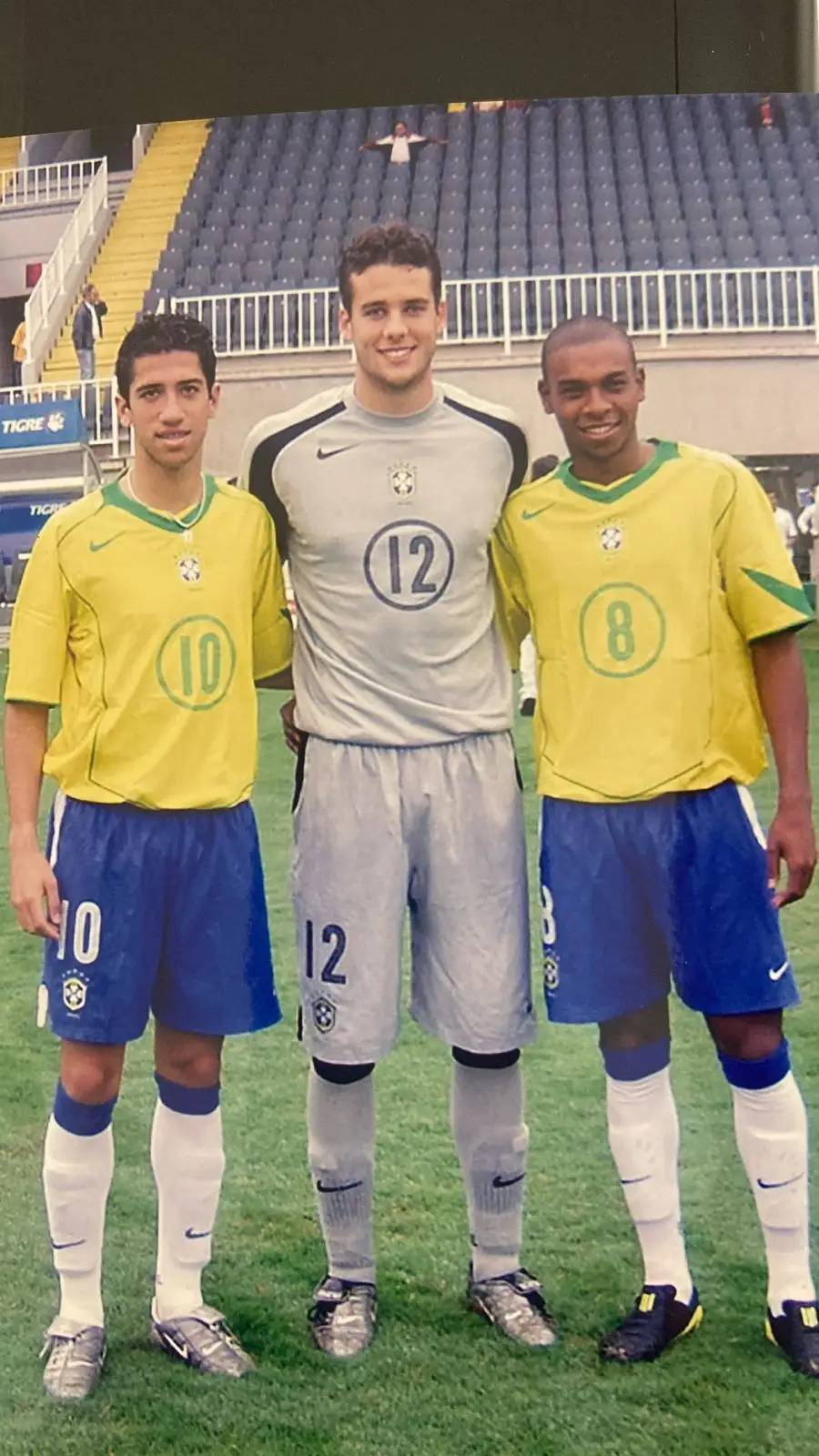 Evandro (à esquerda) com o guarda-redes Vinicius e Fernandinho