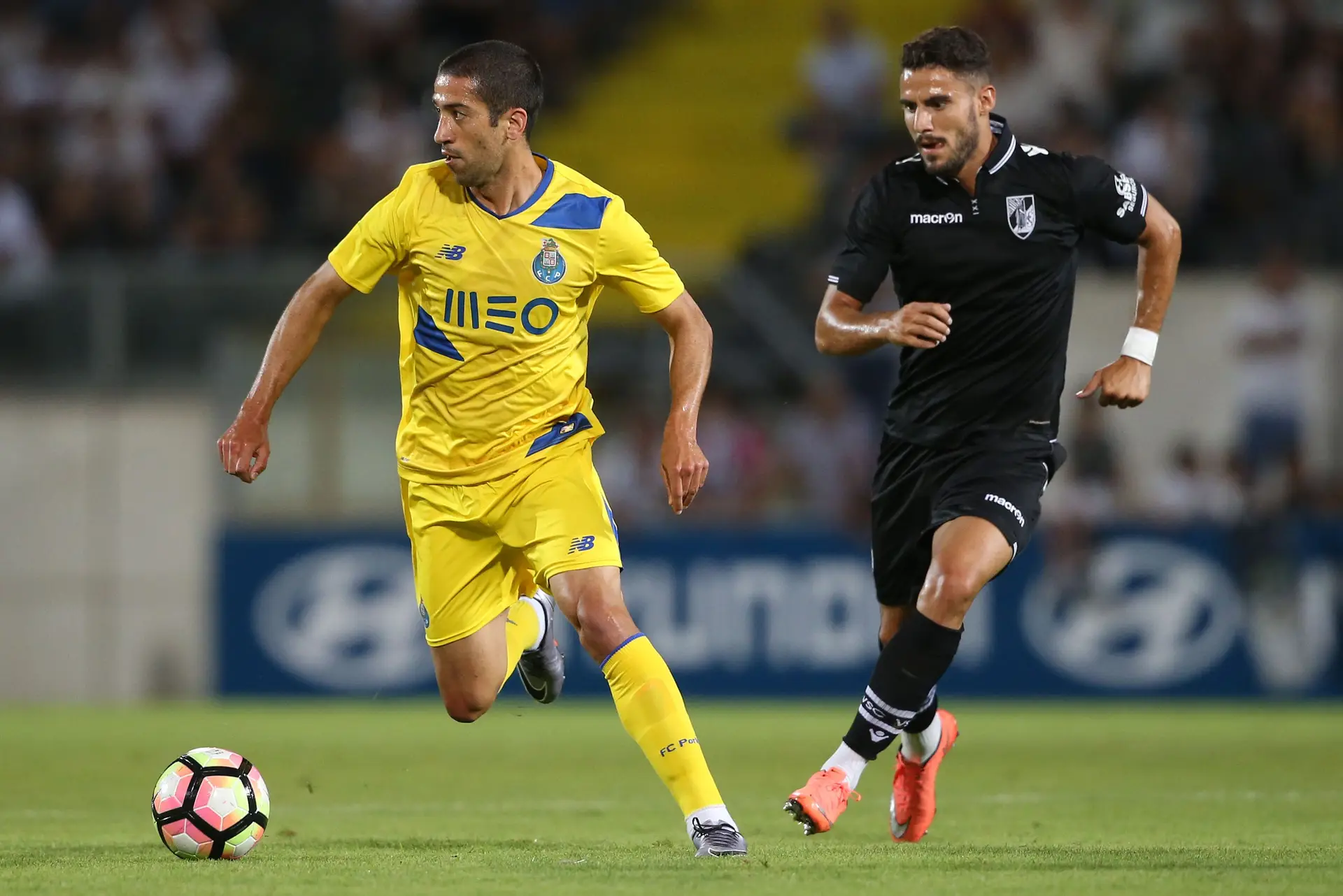 Evandro (à esquerda) no FC Porto, tenta fugir a Ricardo Valente  do Vitória d Guimarães, em 2016