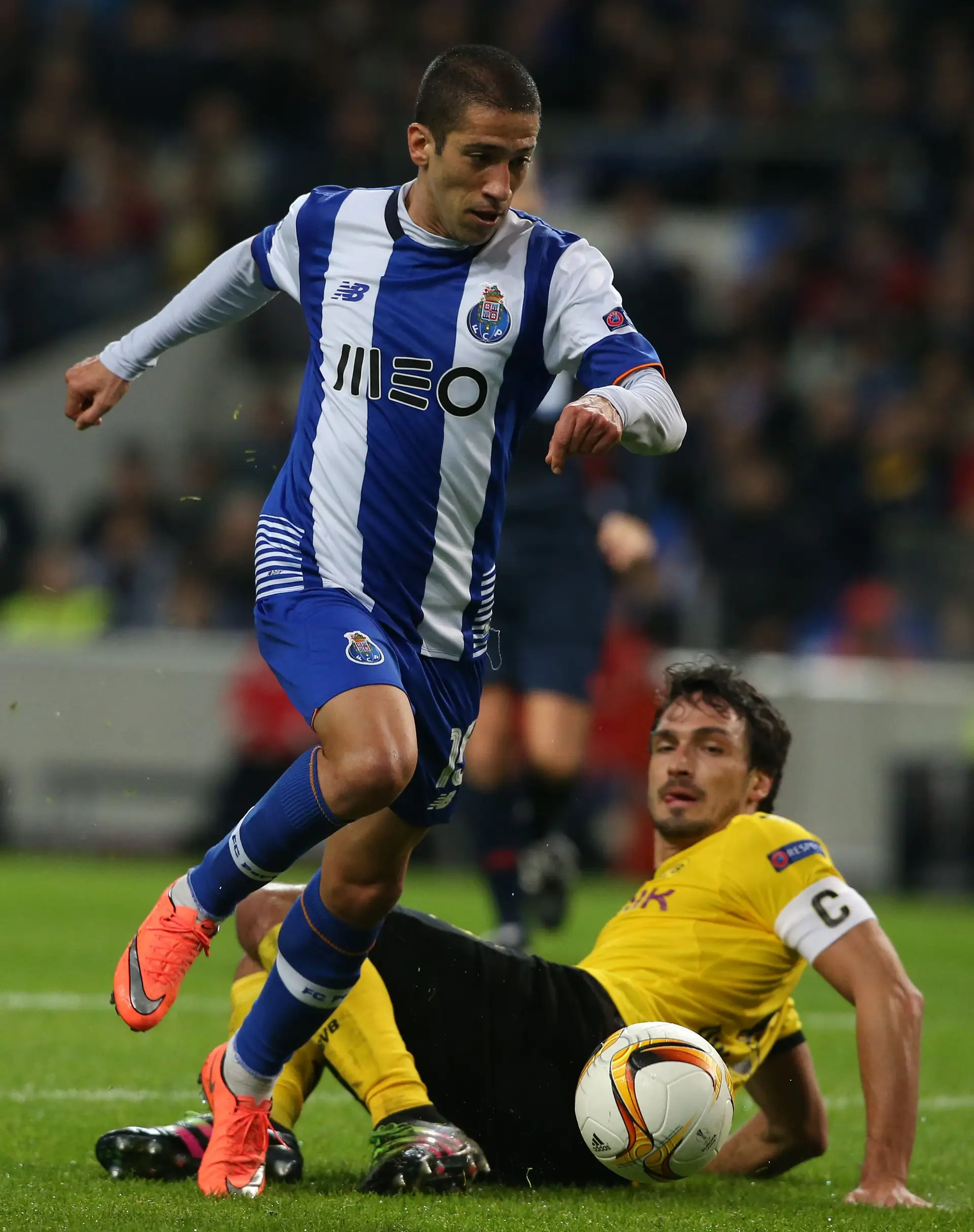 O médio Evandro durante um jogo com o Borussia de Dortmund para a Liga Europa, em 2015