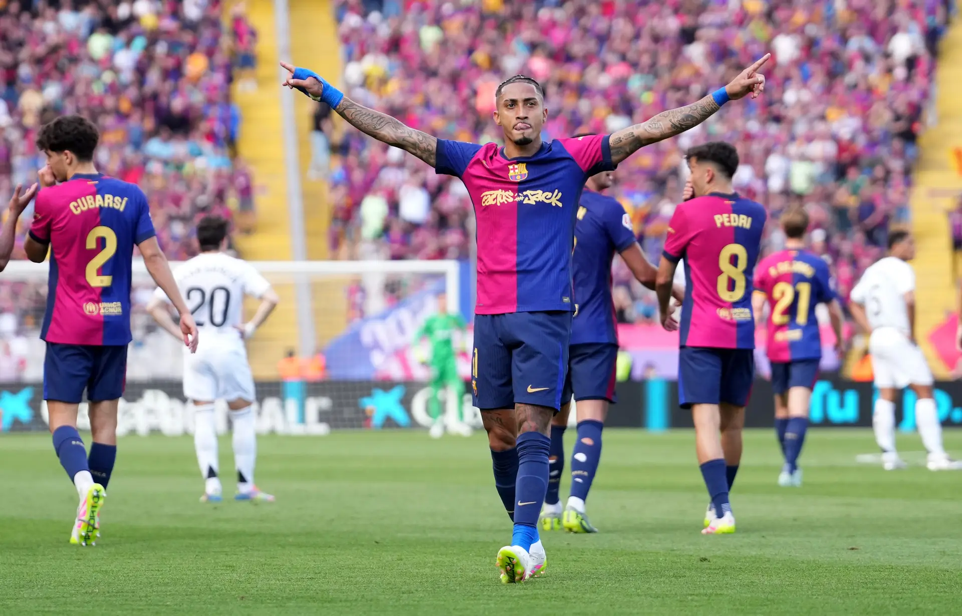 Uma enxurrada de futebol (e de golos) no Clássico deixa o Barcelona a um pequeno passo do título espanhol