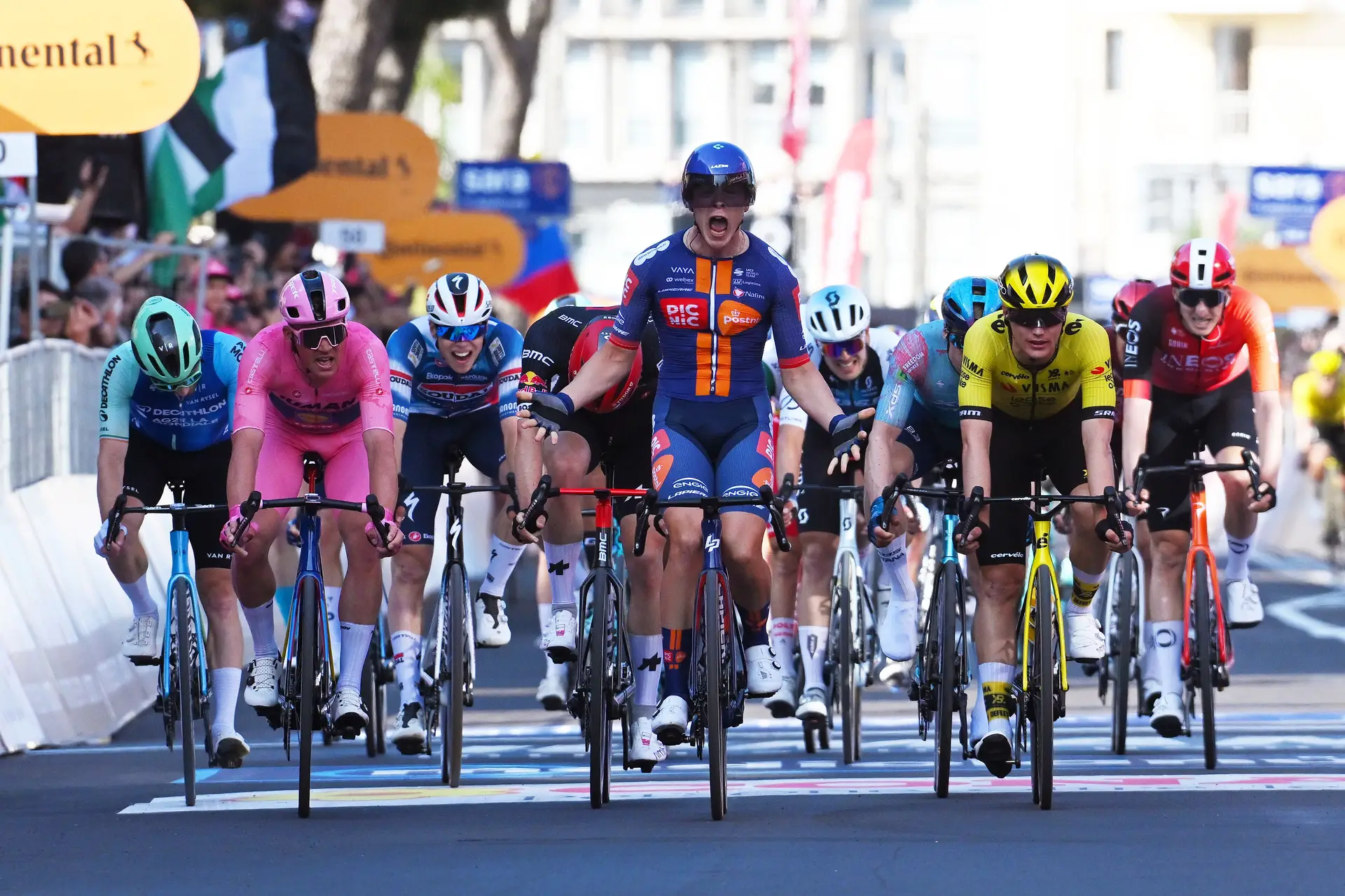 Giro d’Itália: a estreia de um neerlandês a ganhar não tirou o rosa do corpo de Mads Pedersen
