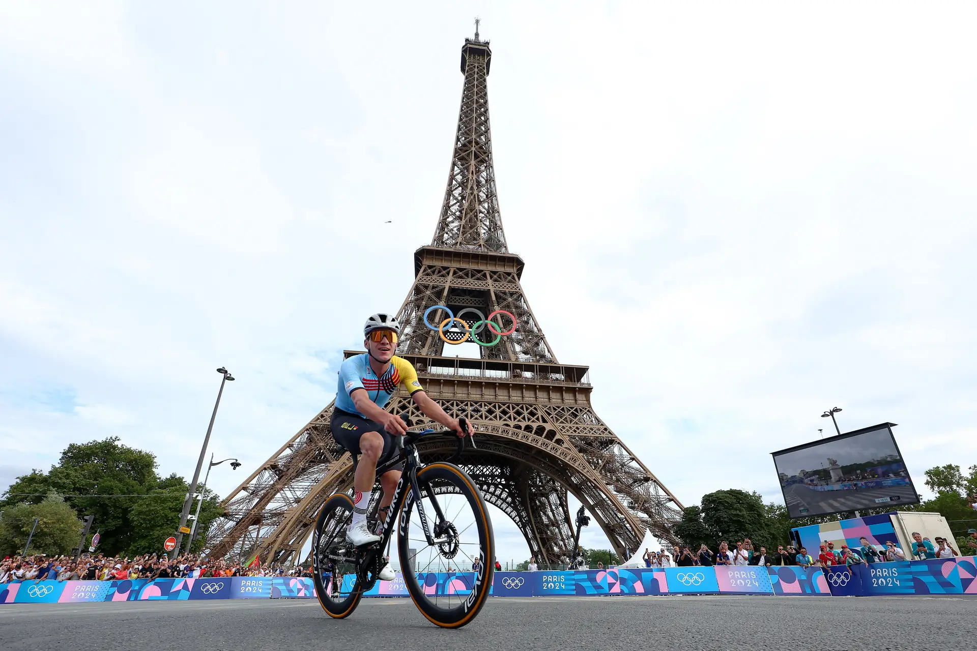 Lembra-se da foto de Remco Evenepoel com a Torre Eiffel atrás? O Tour adorou e decidiu imitar os Jogos Olímpicos