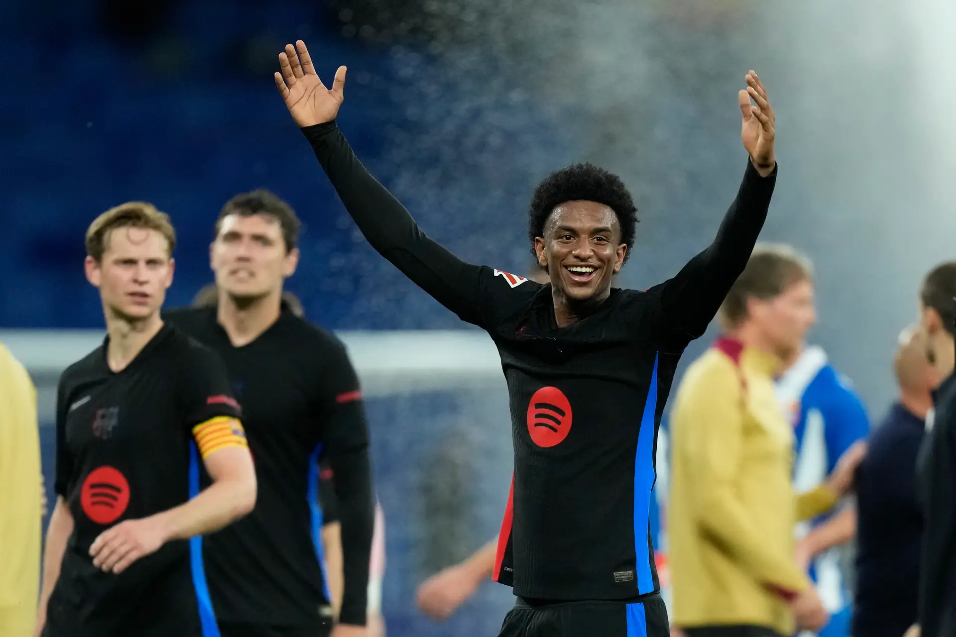 Barcelona conquista Liga espanhola com vitória no dérbi com o Espanyol, que ligou a rega no fim do jogo
