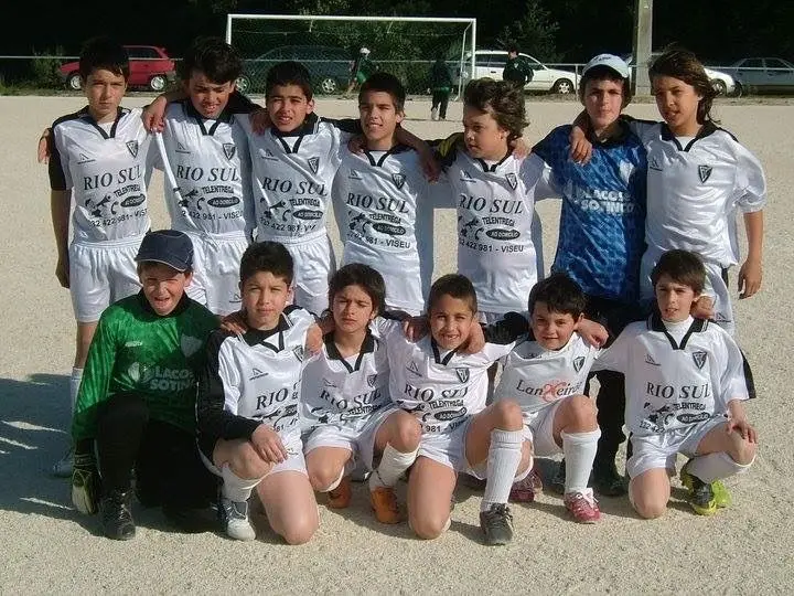 Pêpê (1º atrás à esquerda) com a sua equipa do Académico de Viseu, para onde foi jogar com 9 anos